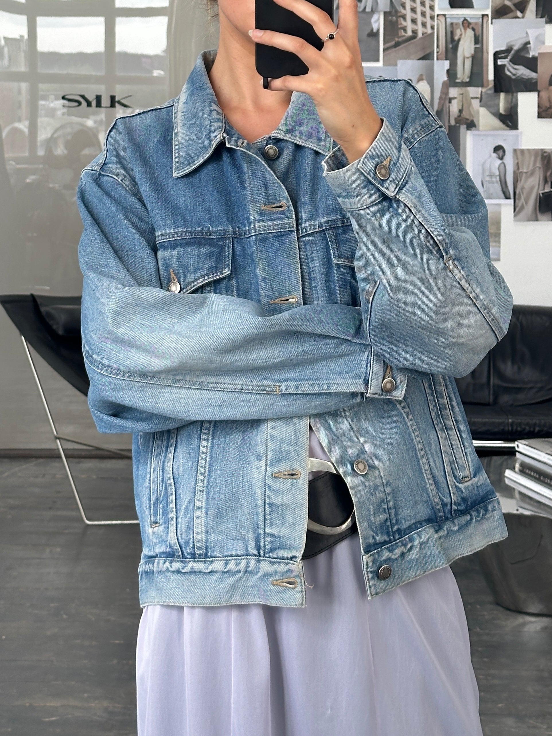 Levi’s Wrangler 1990s light wash denim jacket, L/XL, featuring classic fit and vintage-style stitching on the front.
