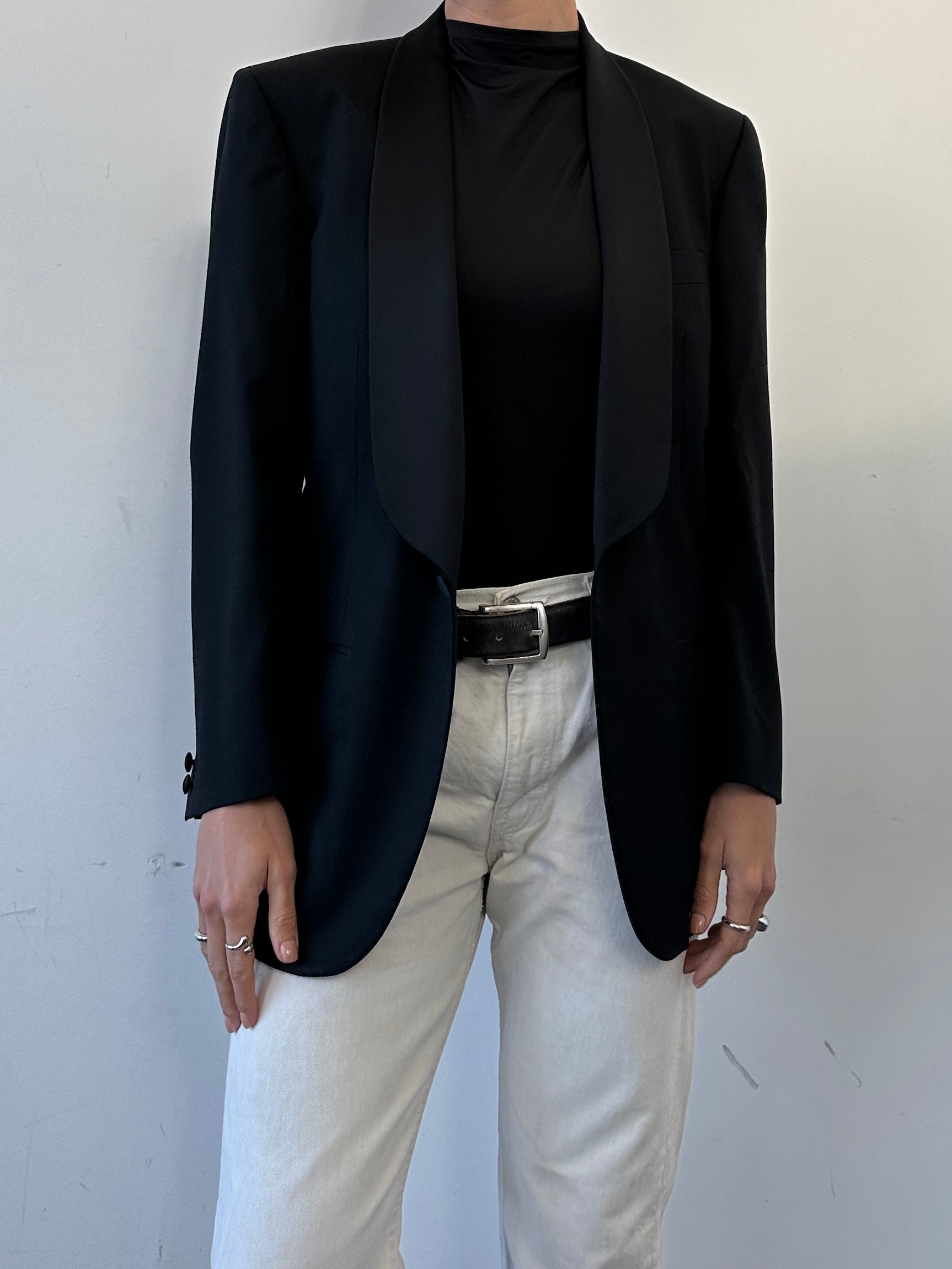 Cerruti pure wool tuxedo blazer, single-breasted design in size M, tailored fit with classic lapels and sleek black finish.