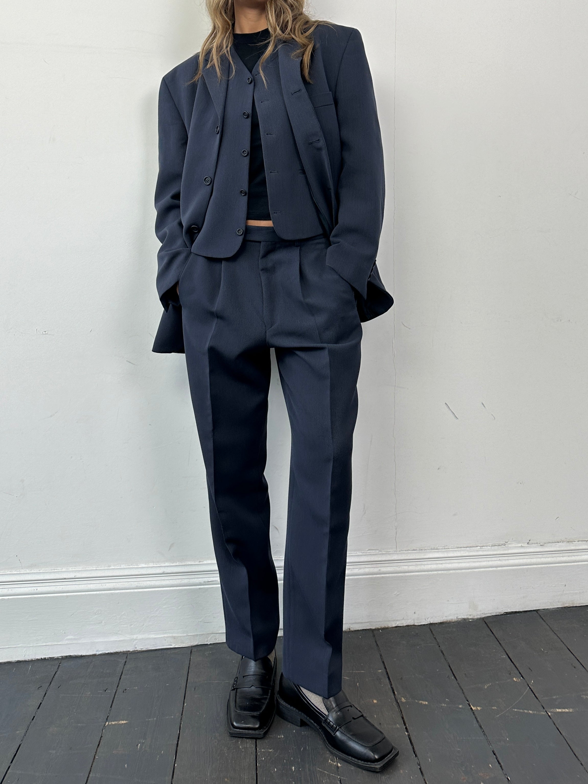 Vintage wool blend three-piece suit in size 40R/W32, tailored with a classic fit, featuring a blazer, vest, and matching trousers.