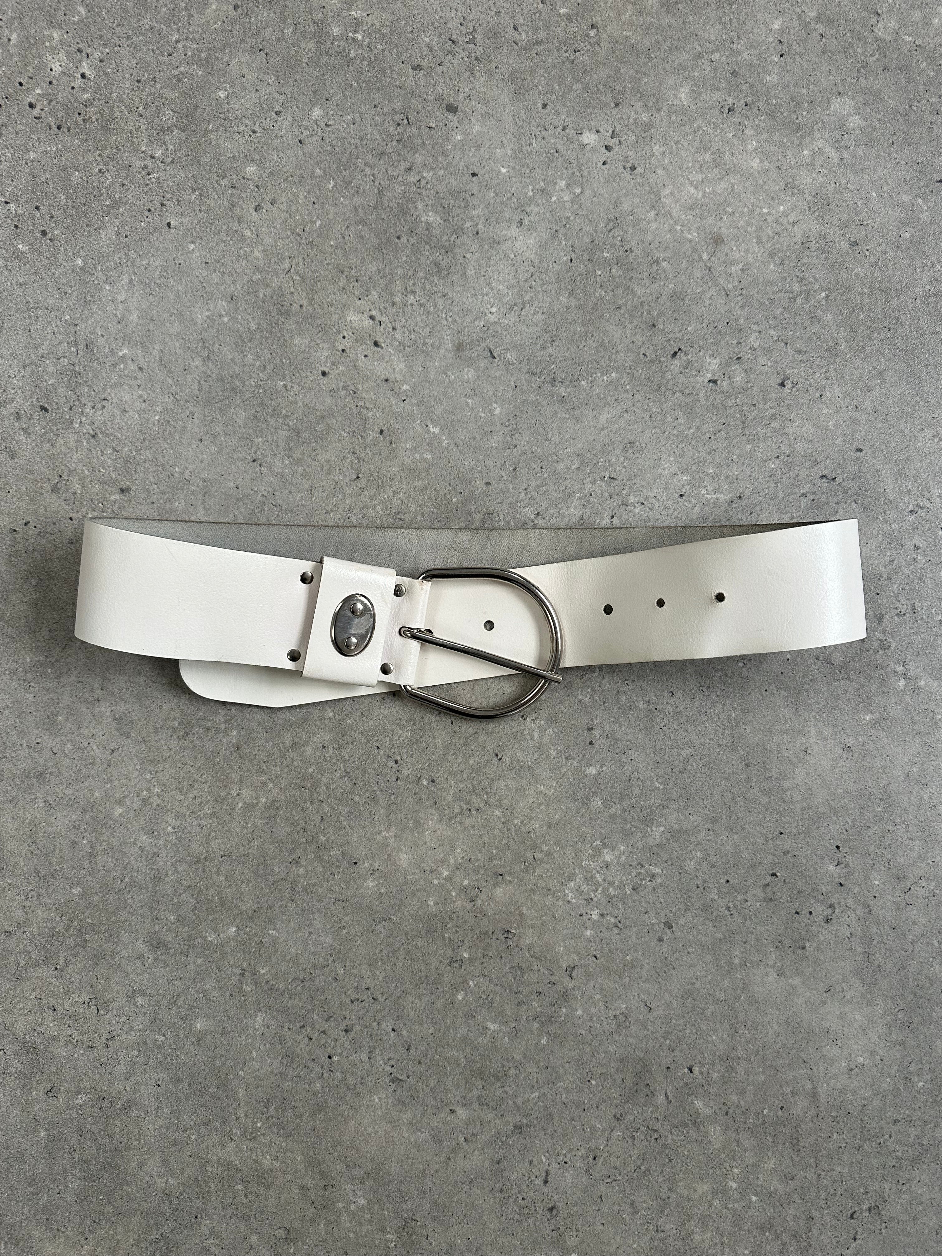 Vintage 1990s chrome chunky leather belt with adjustable W27-34, featuring a bold metallic finish and sturdy leather strap.