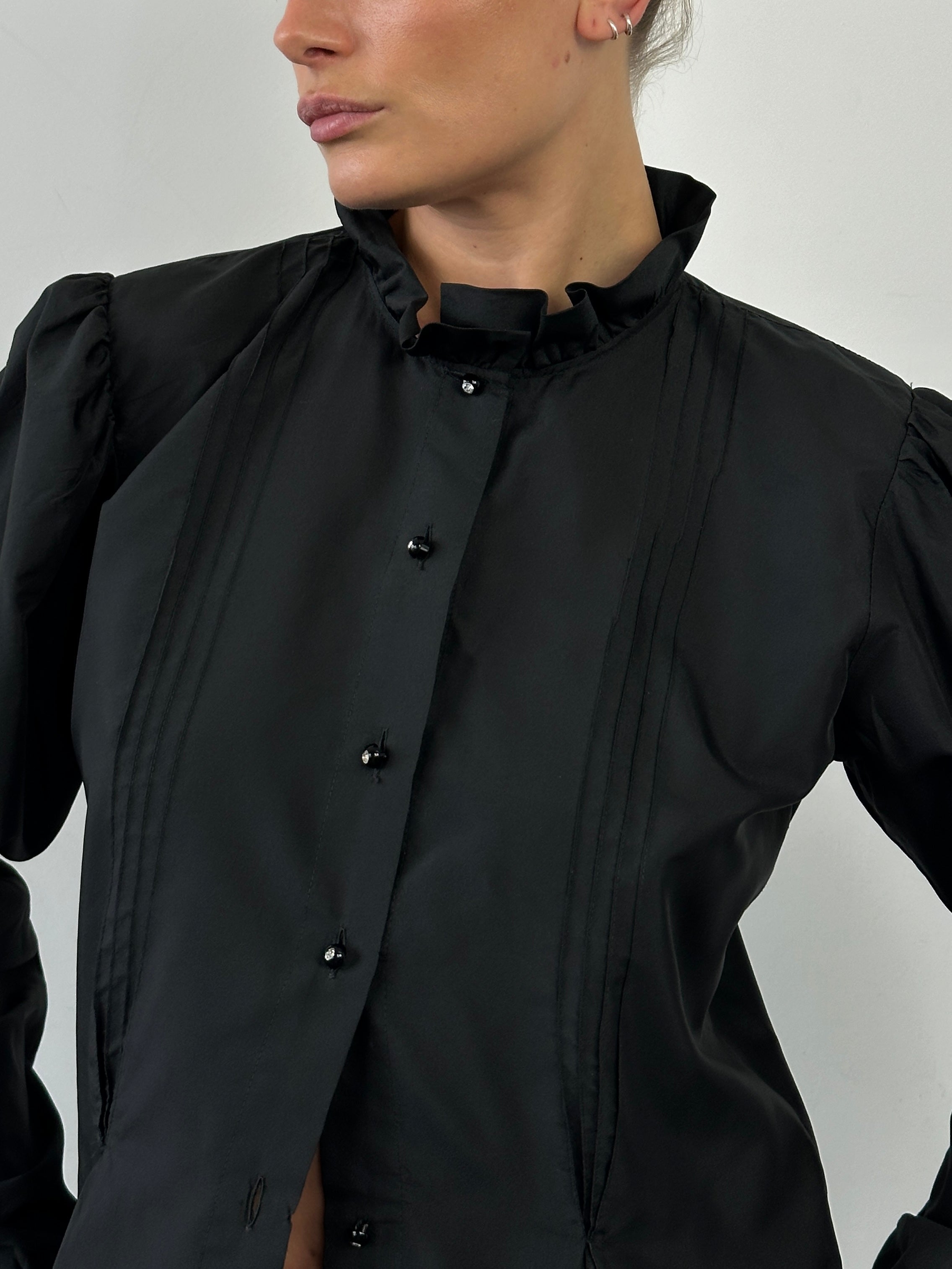 Vintage puff sleeve pleated shirt in size M, featuring a classic design with 3D puff sleeves and detailed pleats.