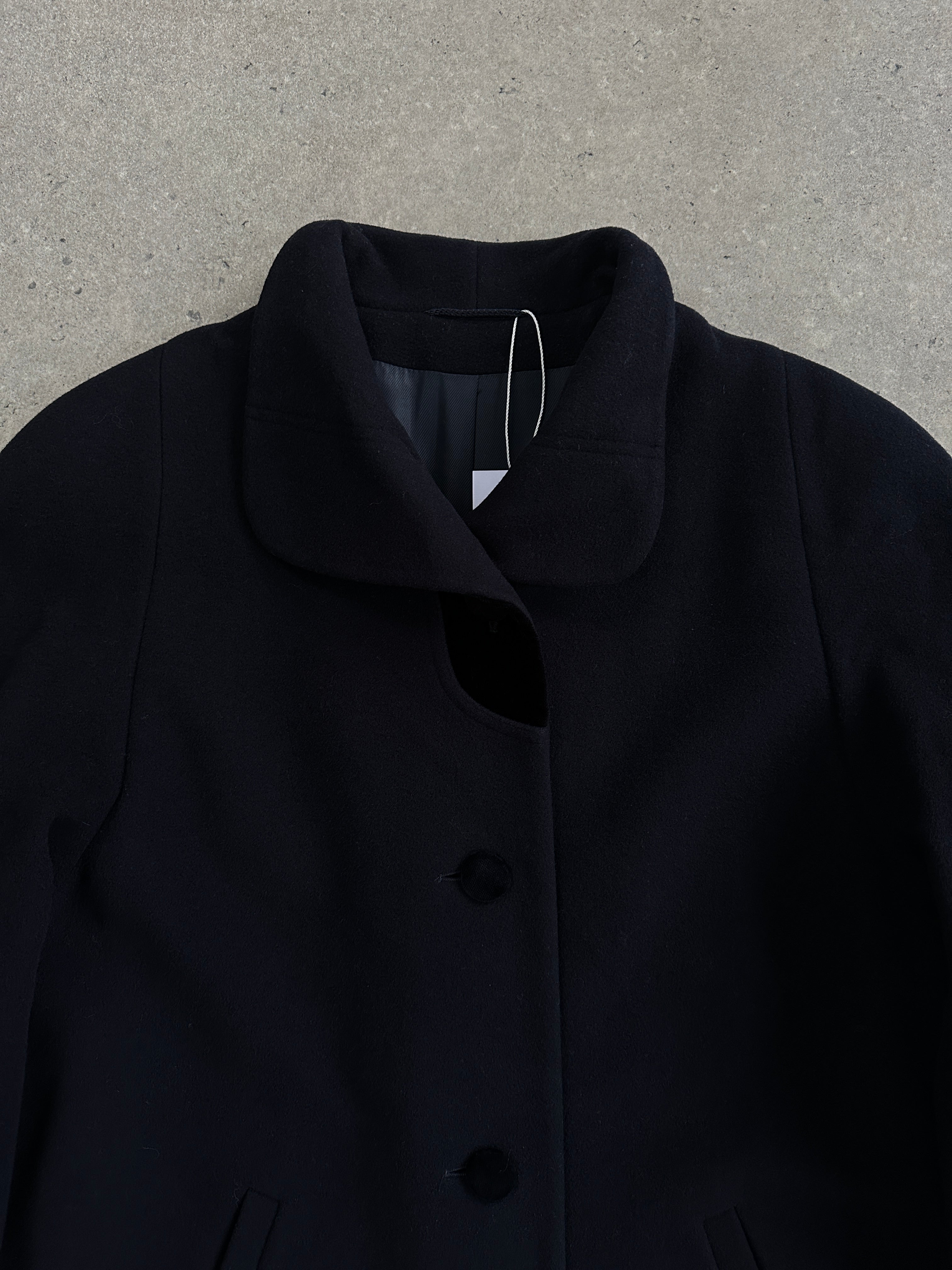 Vintage mohair wool velvet single-breasted coat in M/L size, featuring a classic design and rich textured fabric.