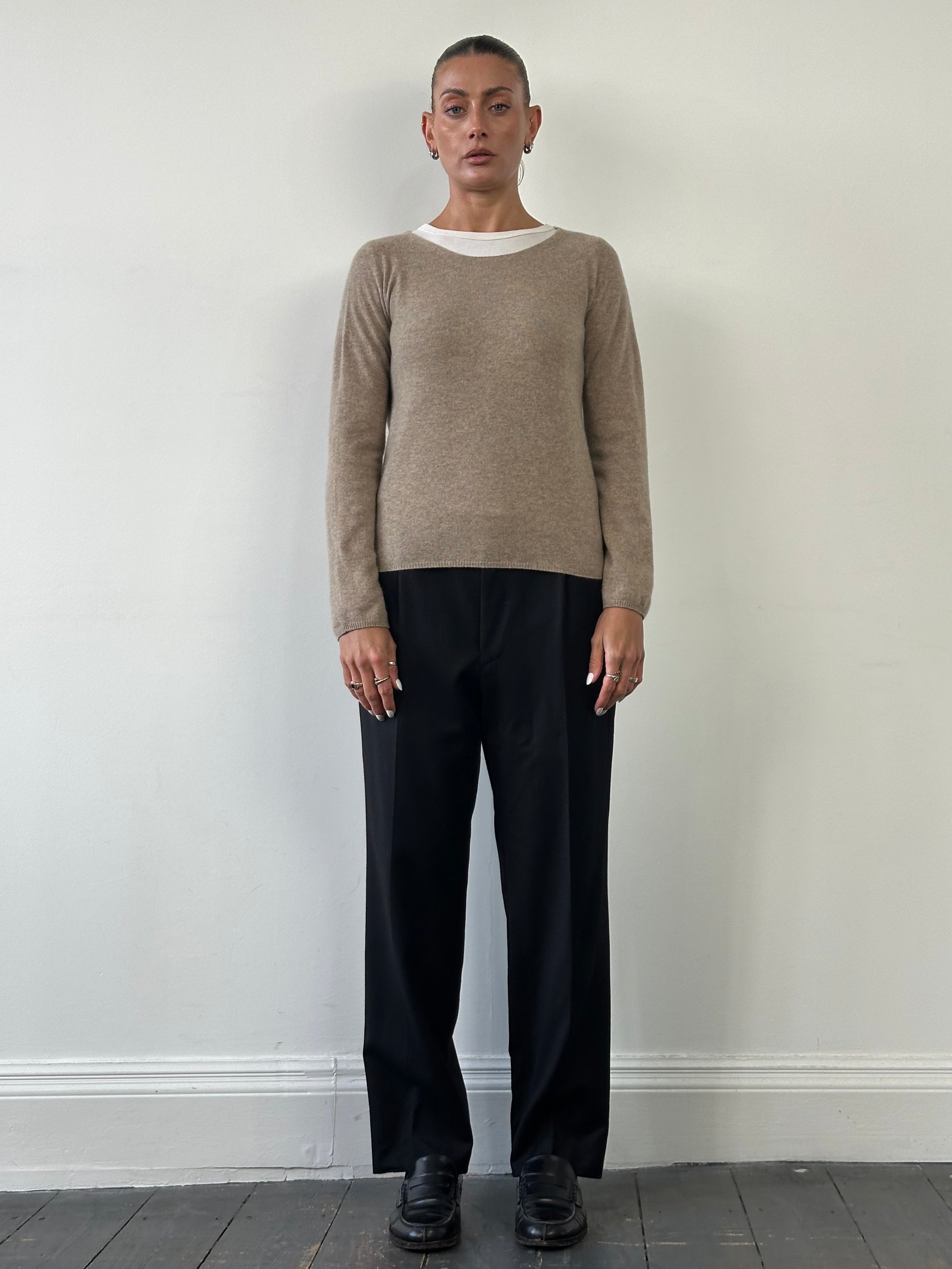 Burberry London pure cashmere lightweight knitted jumper in S/M, soft beige color, close-up of fabric and knit pattern.