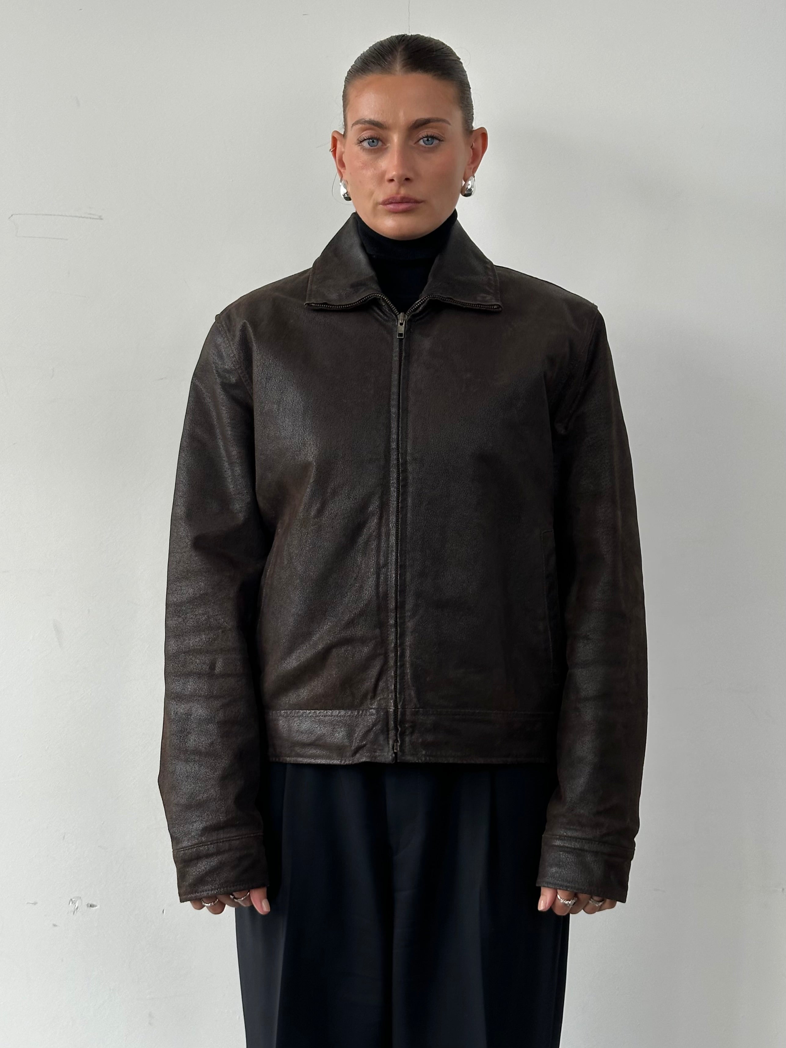 Vintage leather jacket with fur lining, M/L size, stylish and warm, featuring classic design and high-quality craftsmanship.