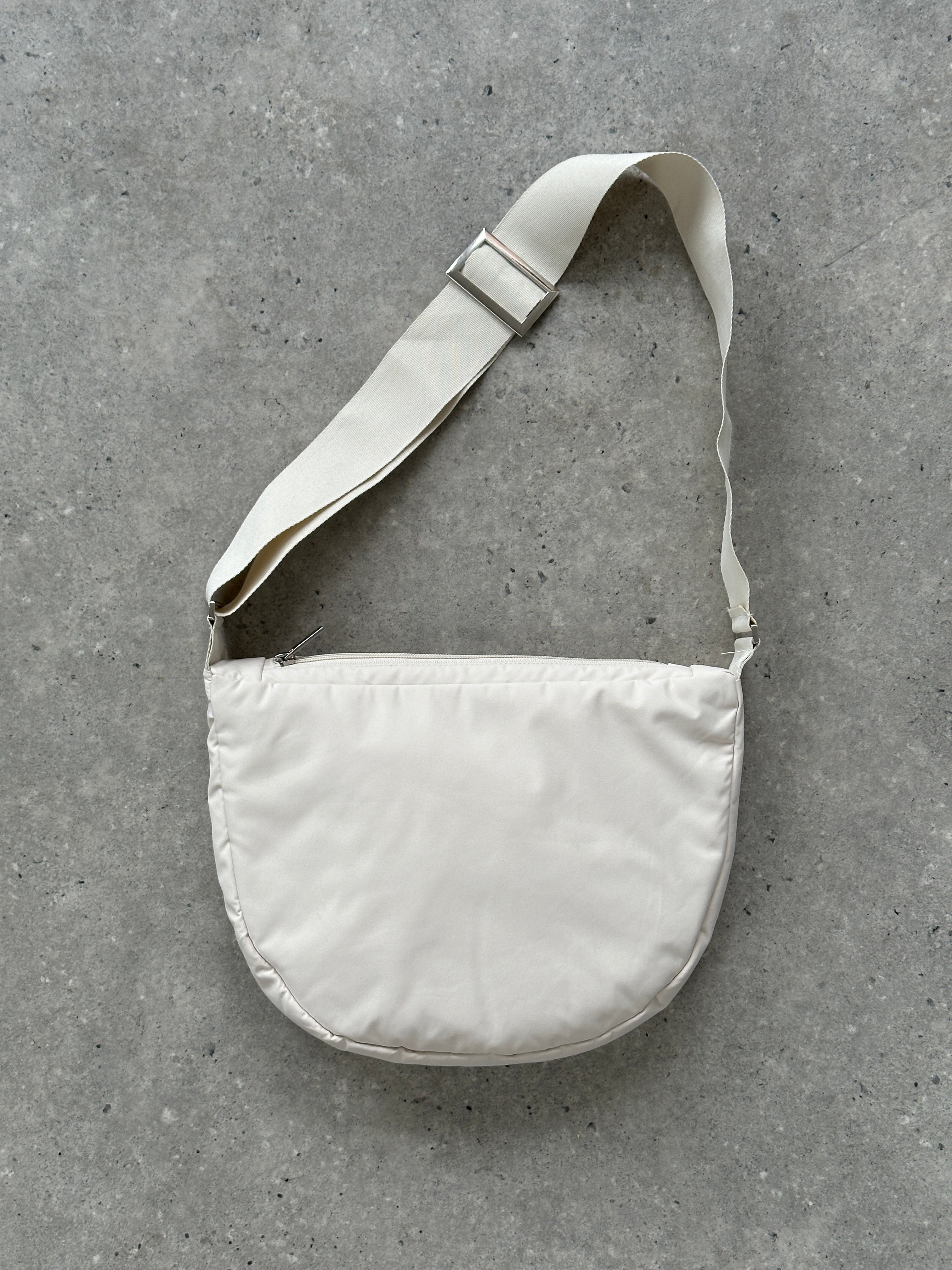 Vintage waterproof round crossbody bag with adjustable strap, featuring a classic retro design and durable waterproof material.