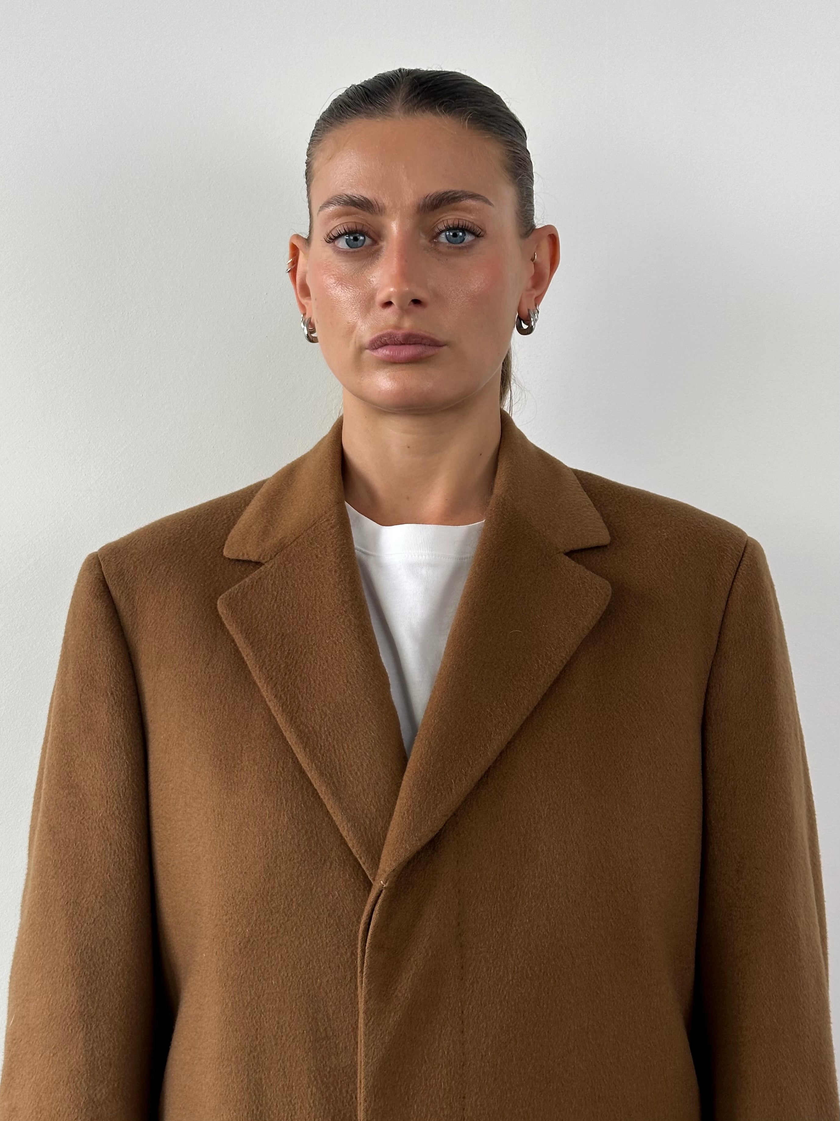 Vintage pure cashmere coat with concealed placket in size L/XL, showcasing a classic design and soft, luxurious fabric.