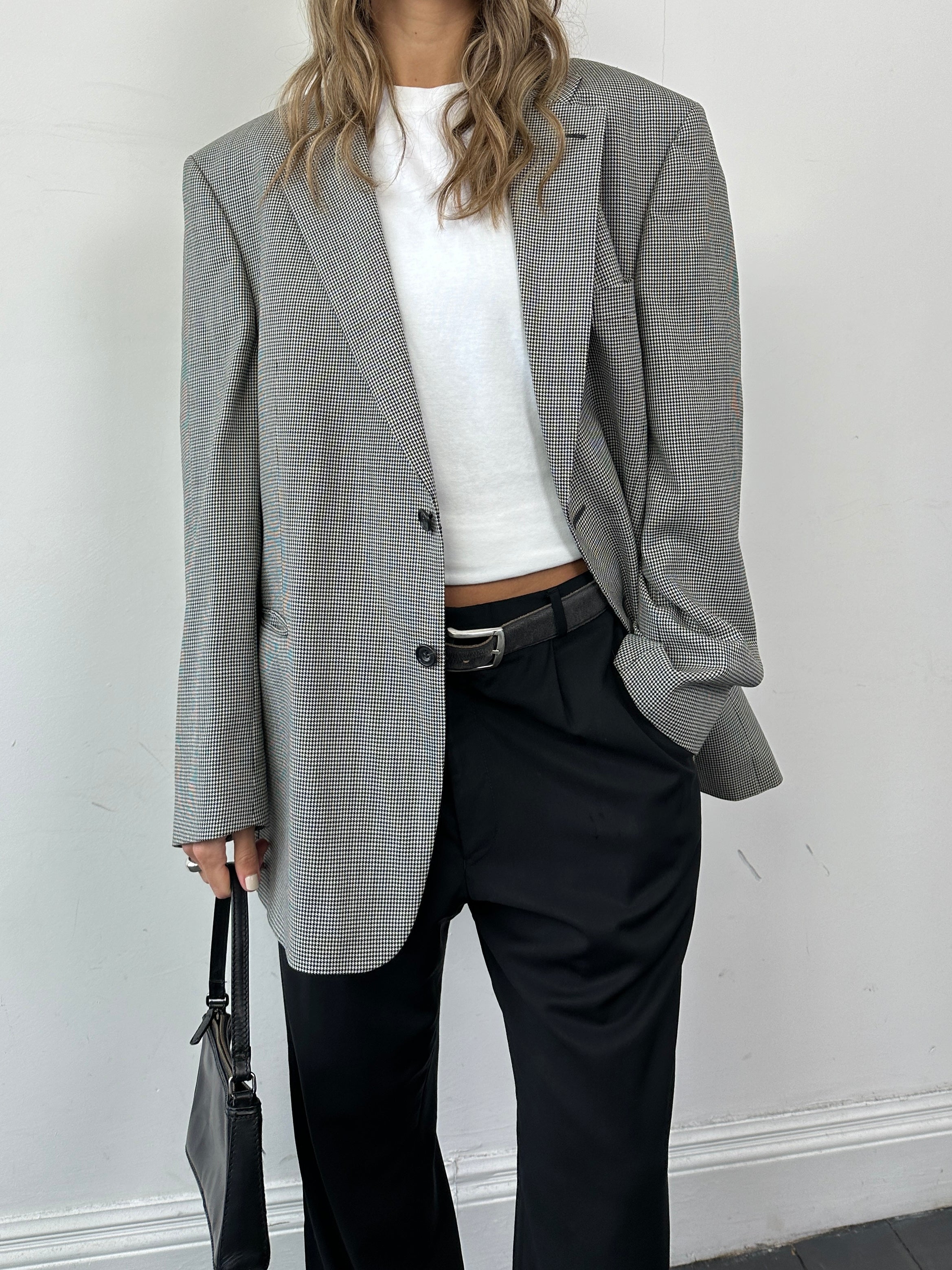 Vintage pure wool dogtooth single-breasted blazer in XL size, featuring classic pattern and tailored fit, displayed on a hanger.