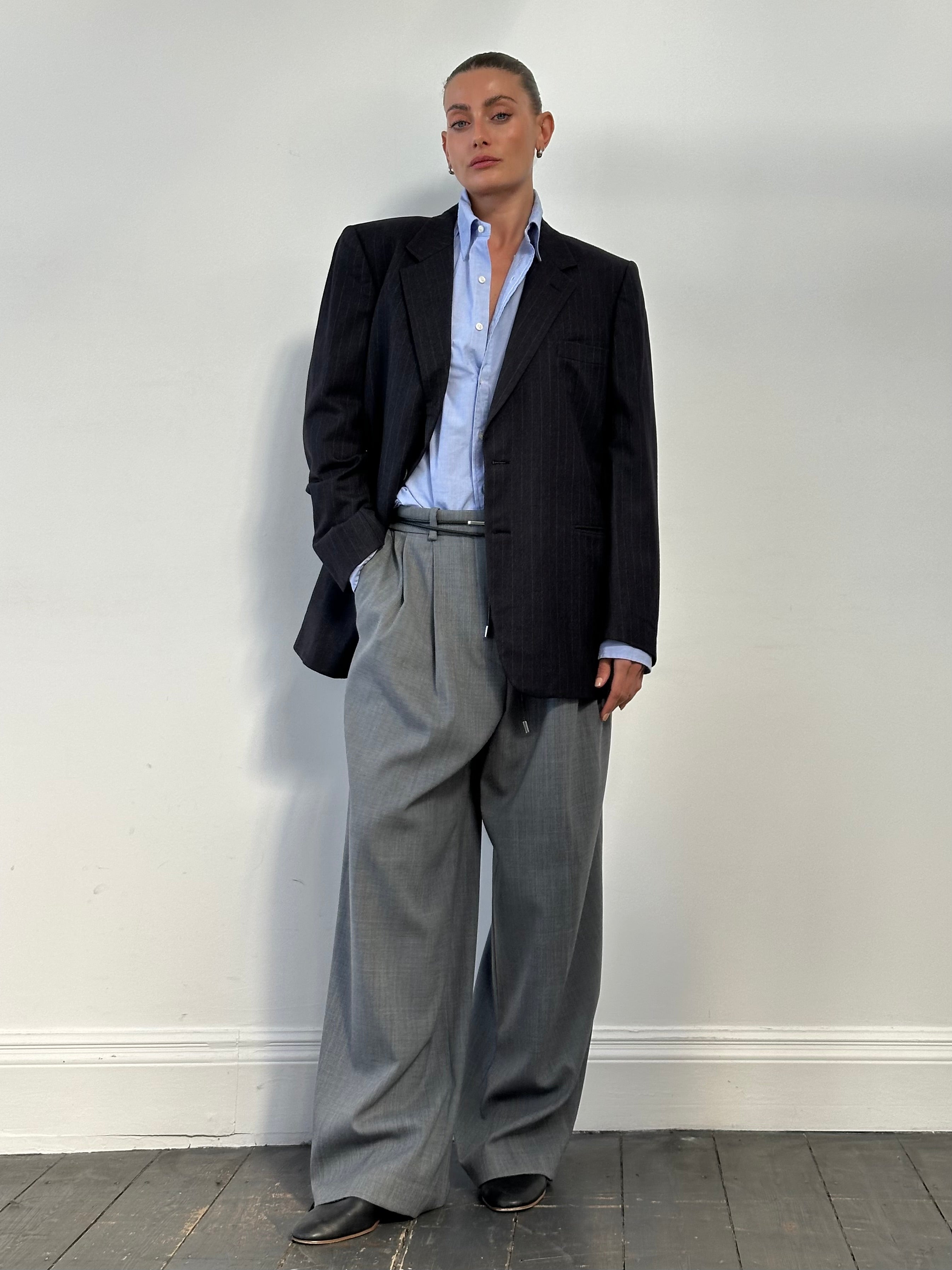 Burberry pure wool stripe blazer in navy and beige, single-breasted design with notch lapel and tailored fit, size 44R/XL.