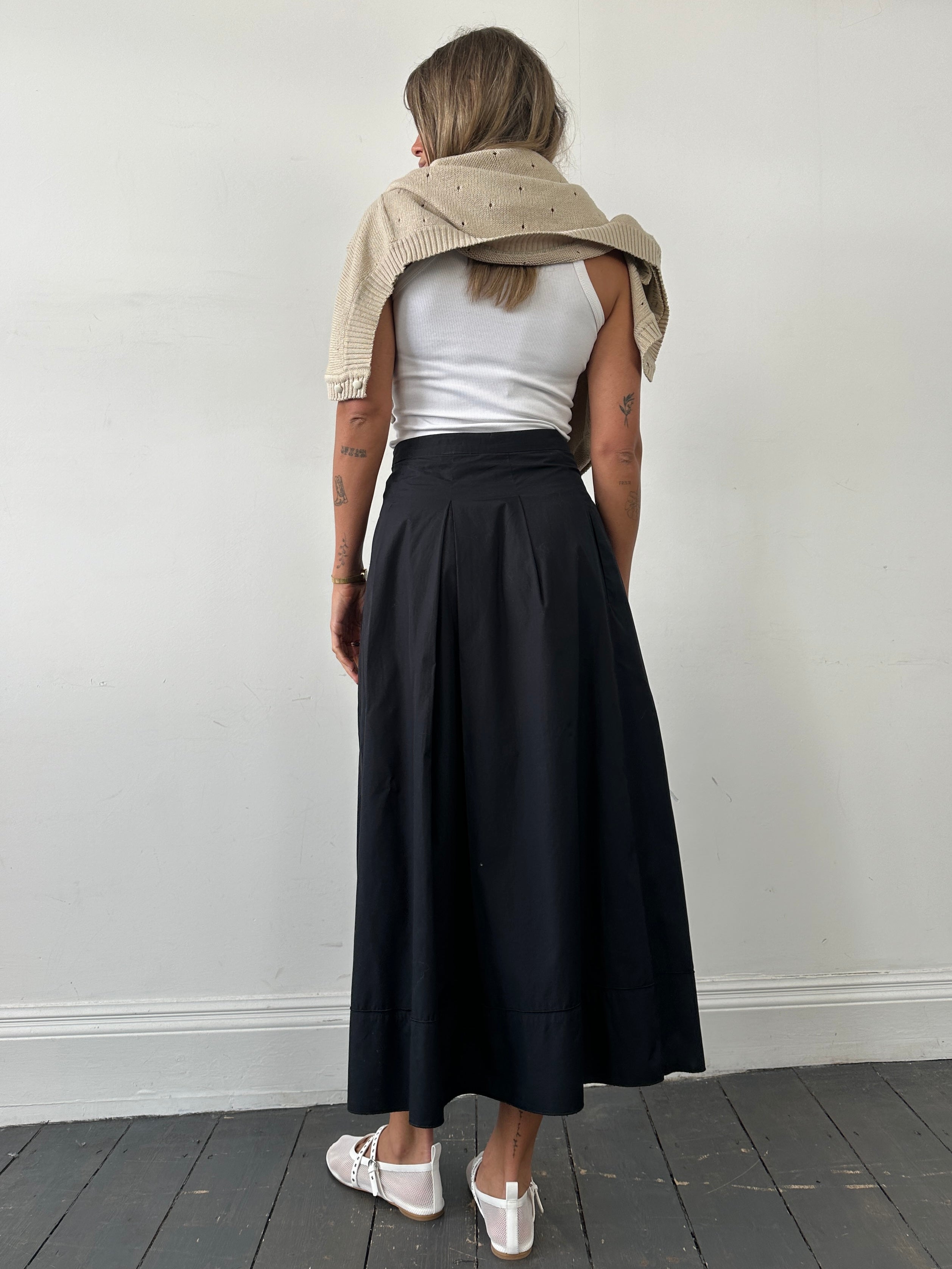 Max Mara Studio pure cotton pleated maxi skirt in W28, featuring a flowy design and elegant pleats, shown on a model.