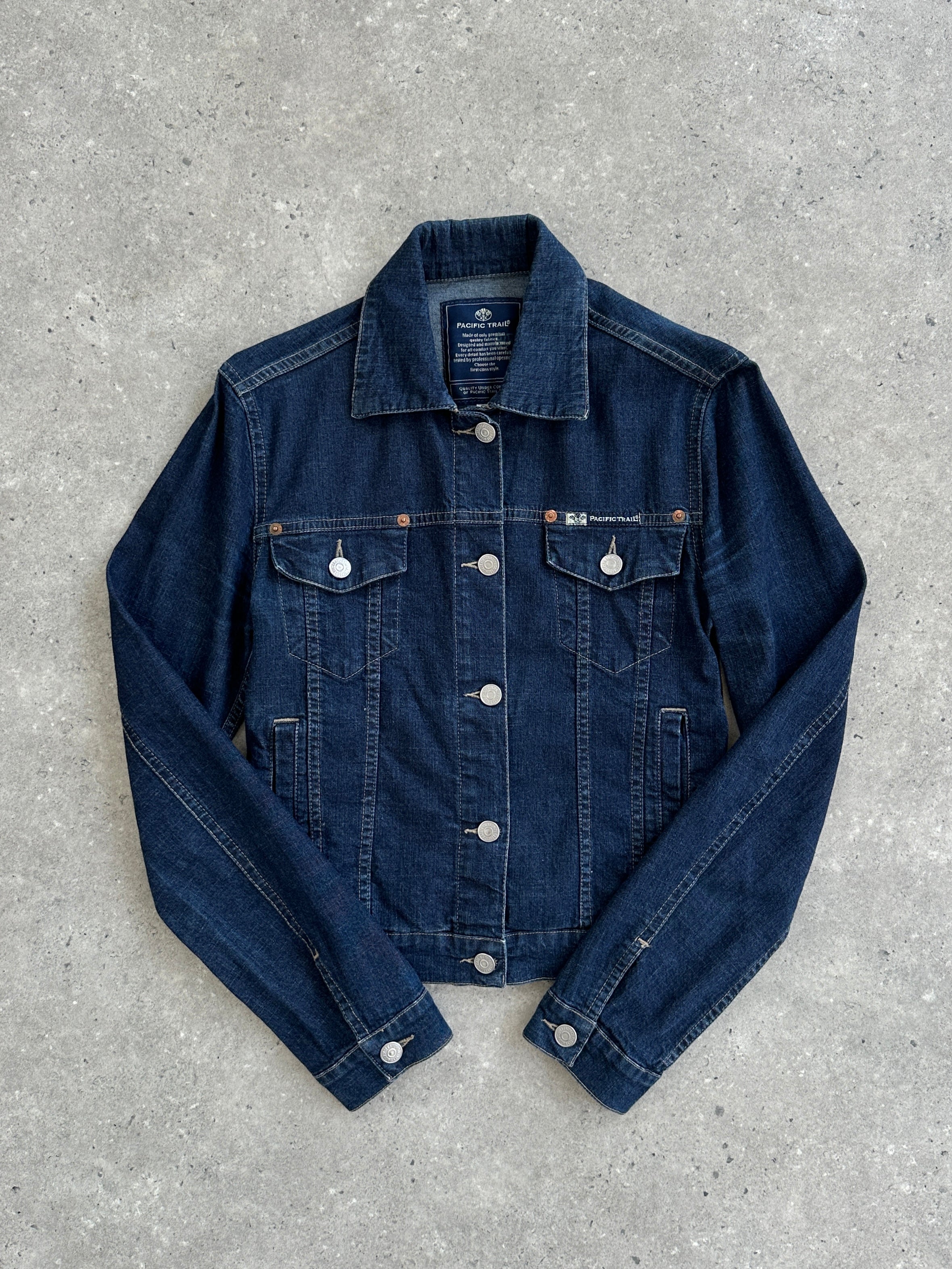 Vintage fitted denim jacket in XS/S, showcasing classic blue denim with front pockets and button closure.
