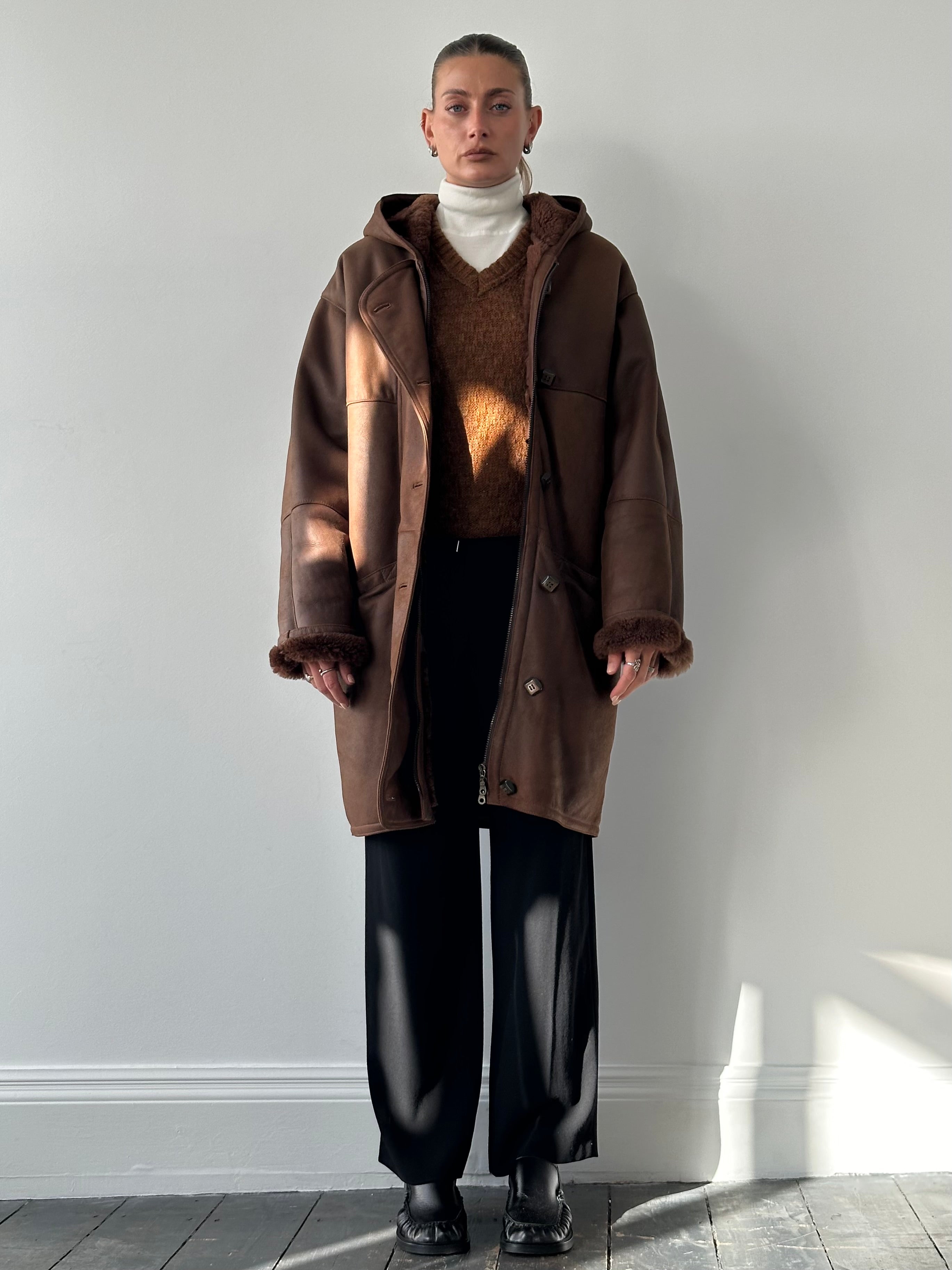 Vintage leather fleece-lined hooded coat in size XL, stylish and warm jacket with a classic vintage design and durable leather material.
