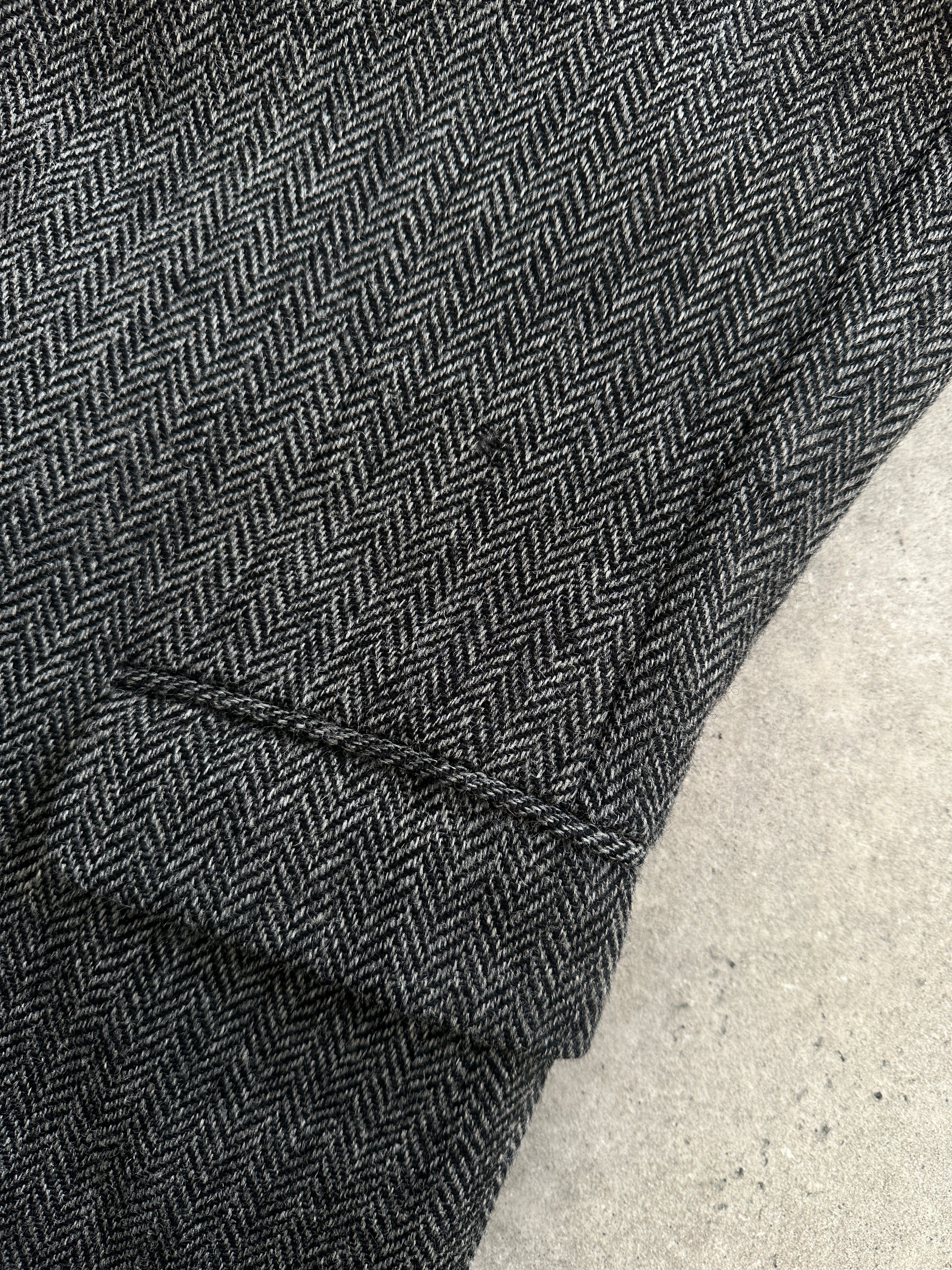 Burberry 1990s pure wool herringbone blazer, single-breasted, size 46R/XXL, featuring classic tailored fit and timeless design.