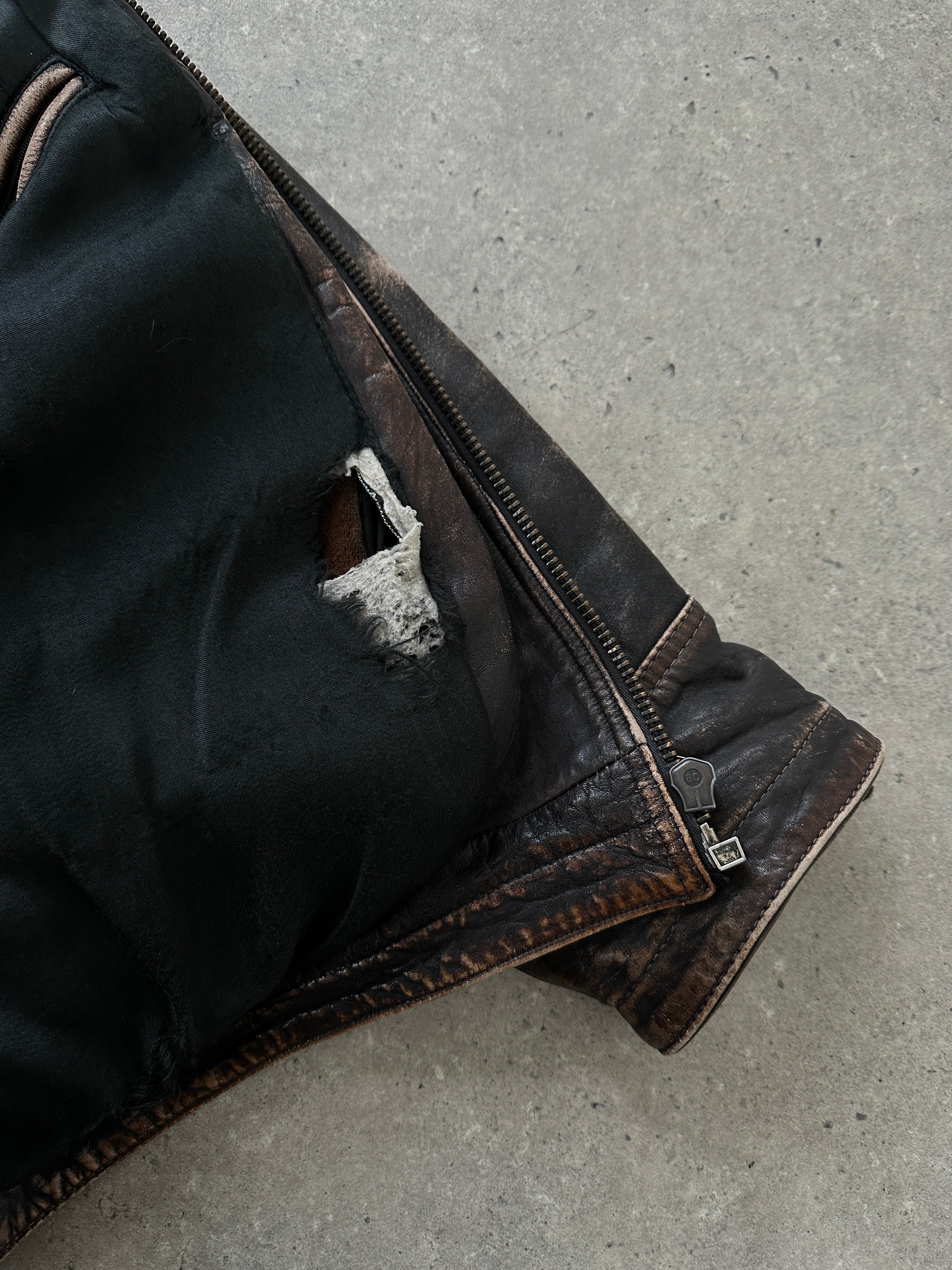 Vintage distressed leather jacket in size M/L, featuring a rugged, worn-in look with classic styling and vintage detailing.