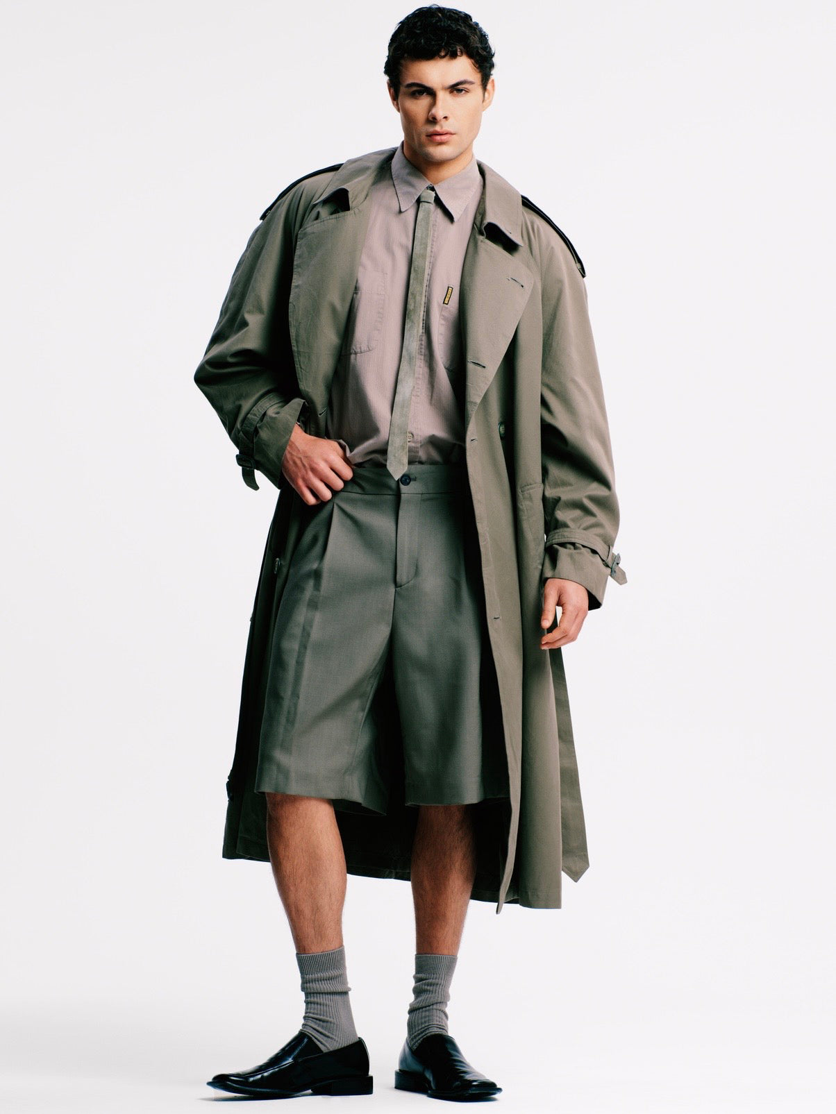 London Fog 1980s cotton belted trench coat in XL, featuring classic design, double-breasted front, and waist belt in neutral color.