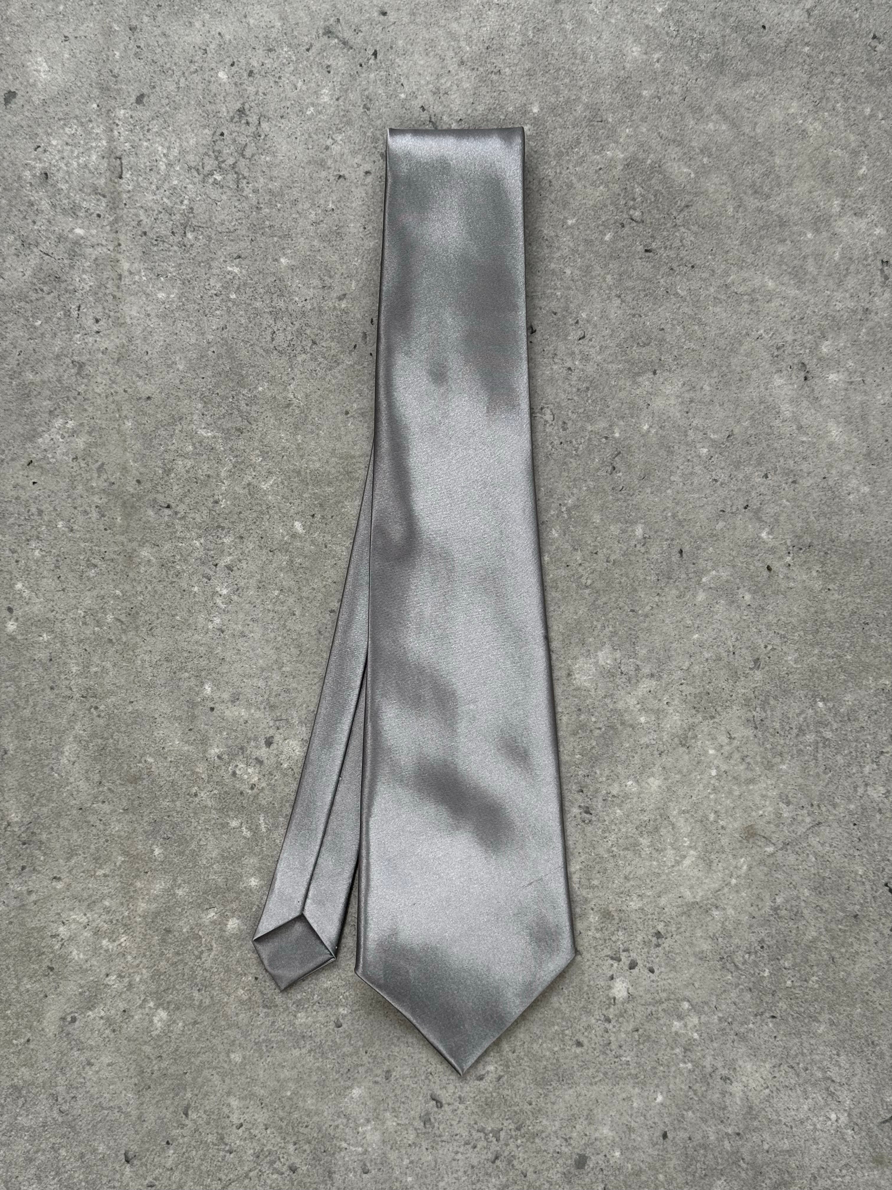 Vintage 1990s pure silk handmade wide tie, featuring intricate patterns and rich colors, perfect for classic men's formal wear.