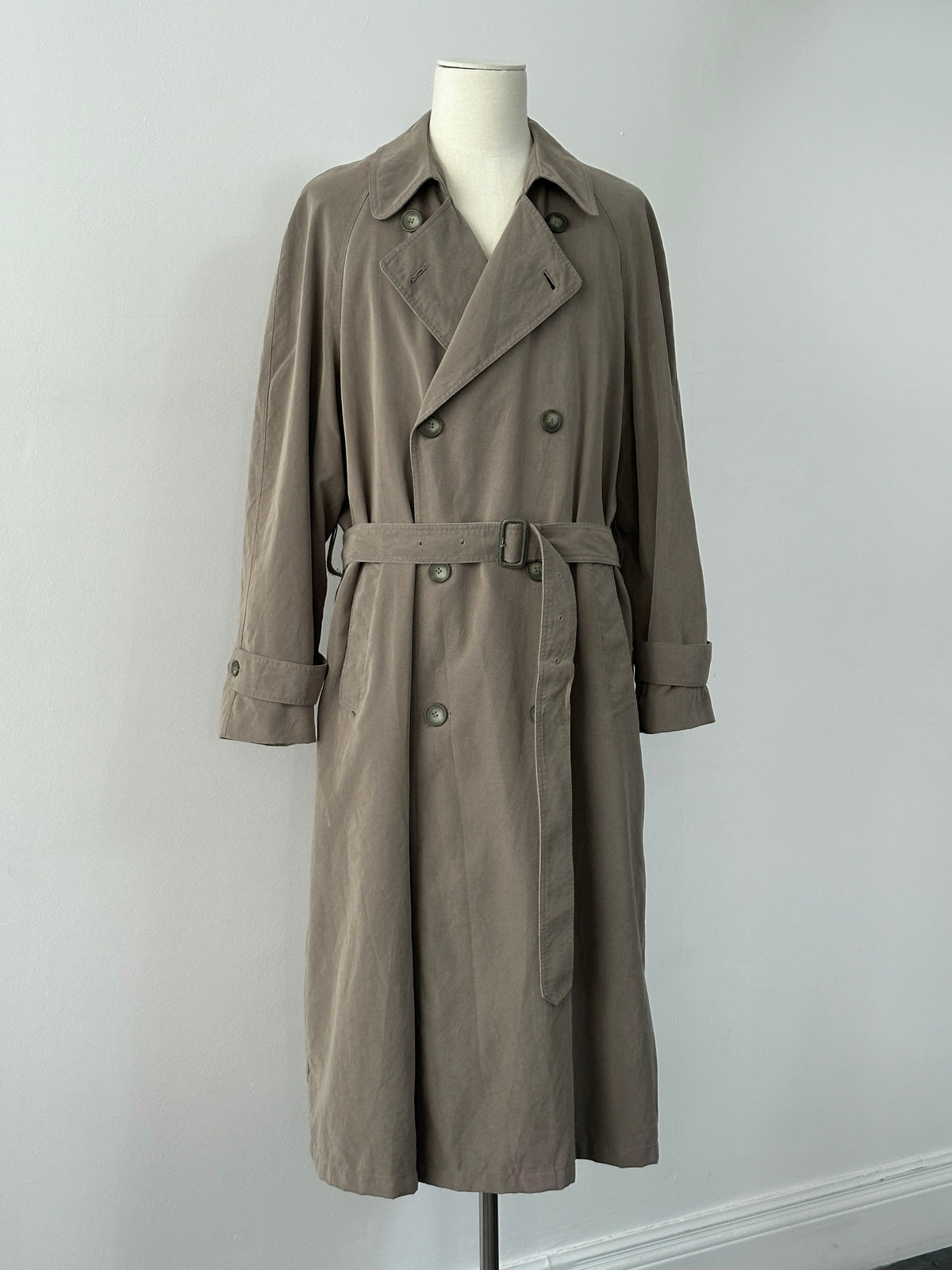 Ralph Lauren Chaps 1990s belted trench coat in XL-XXL, beige color, classic design with waist belt and double-breasted buttons.