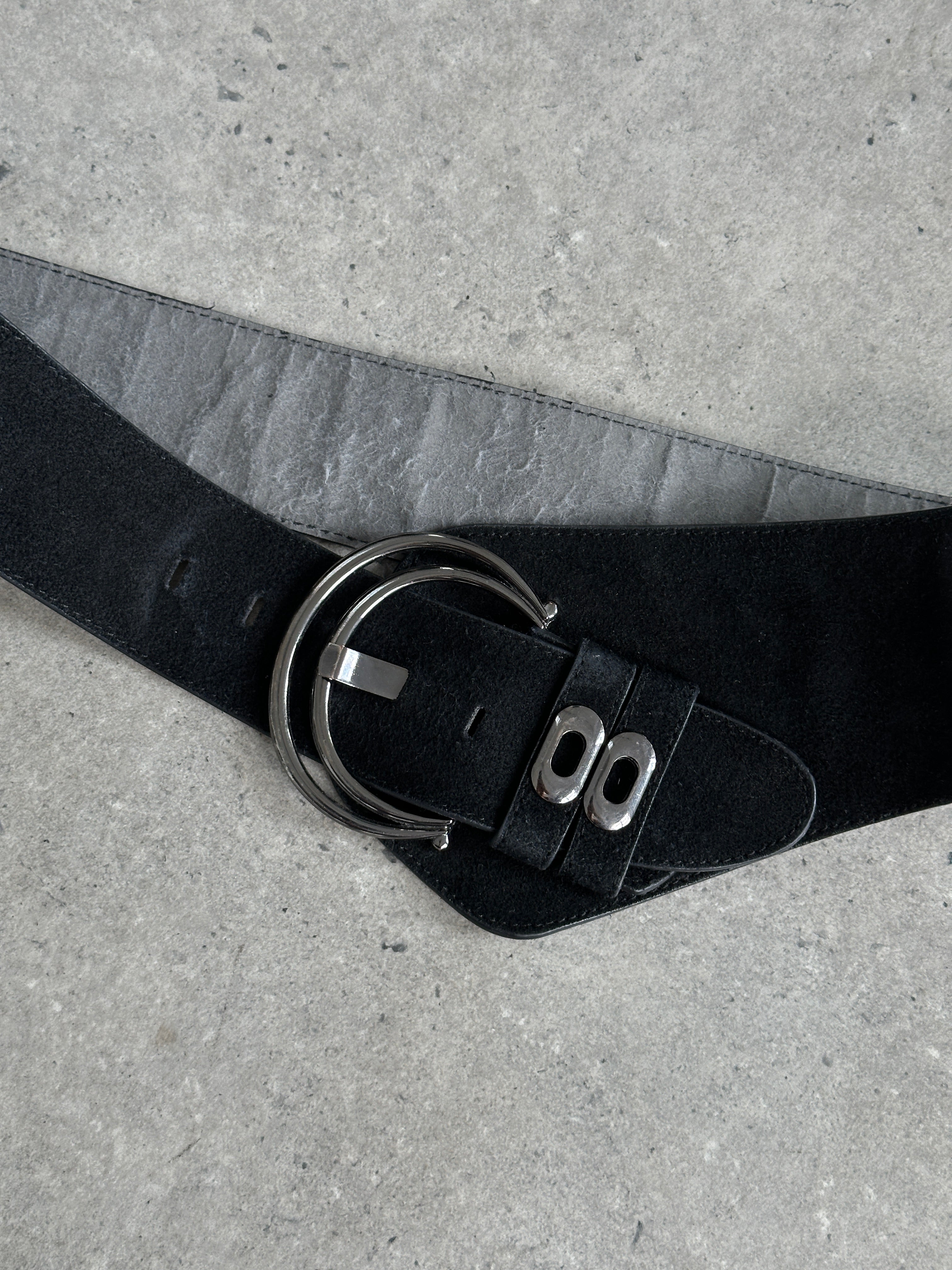 Vintage 1990s suede chunky belt with adjustable W33-37, featuring a classic design and rich brown color.