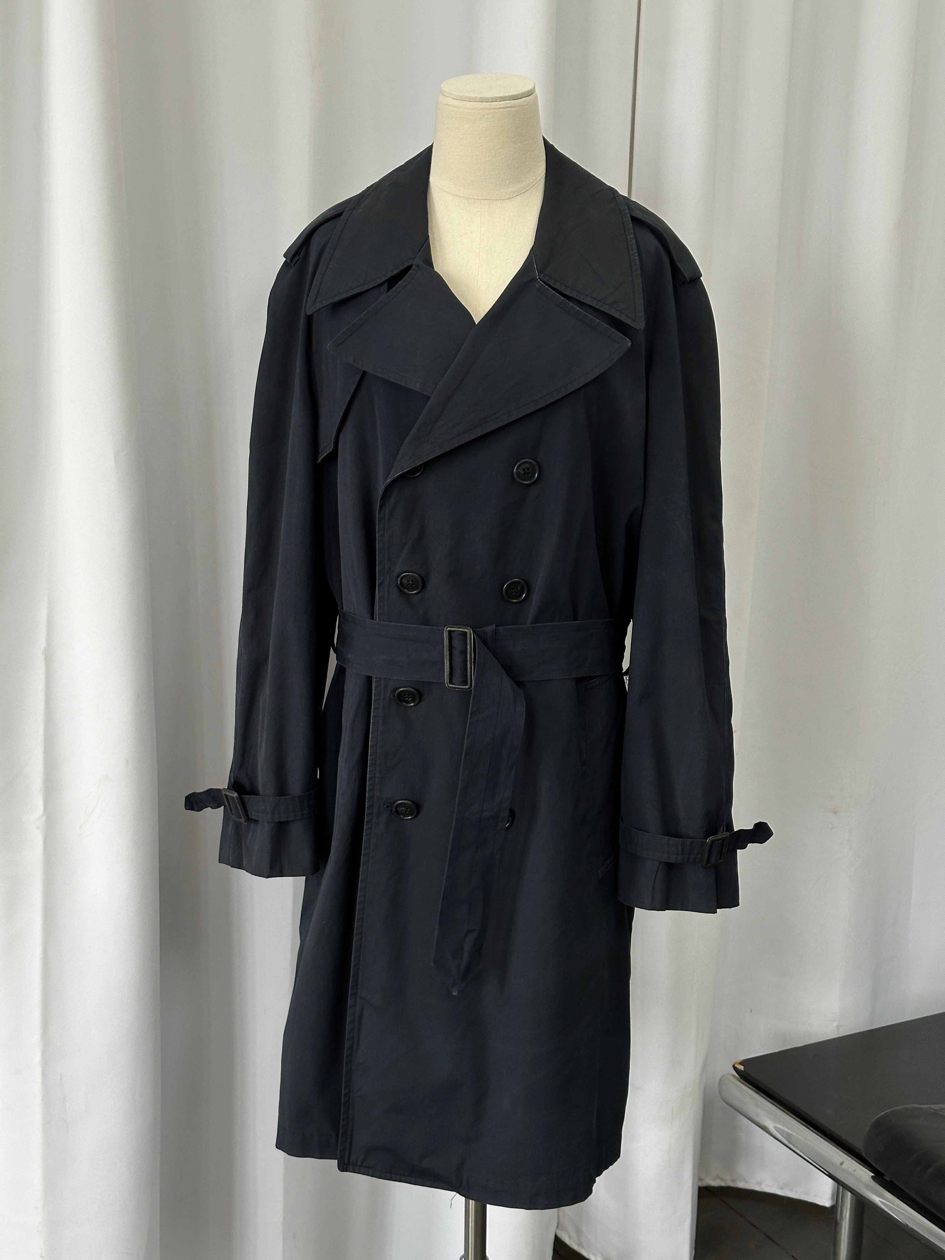 London Fog 1980s double-breasted belted cotton trench coat in beige, L/XL size, with classic design and waist belt.