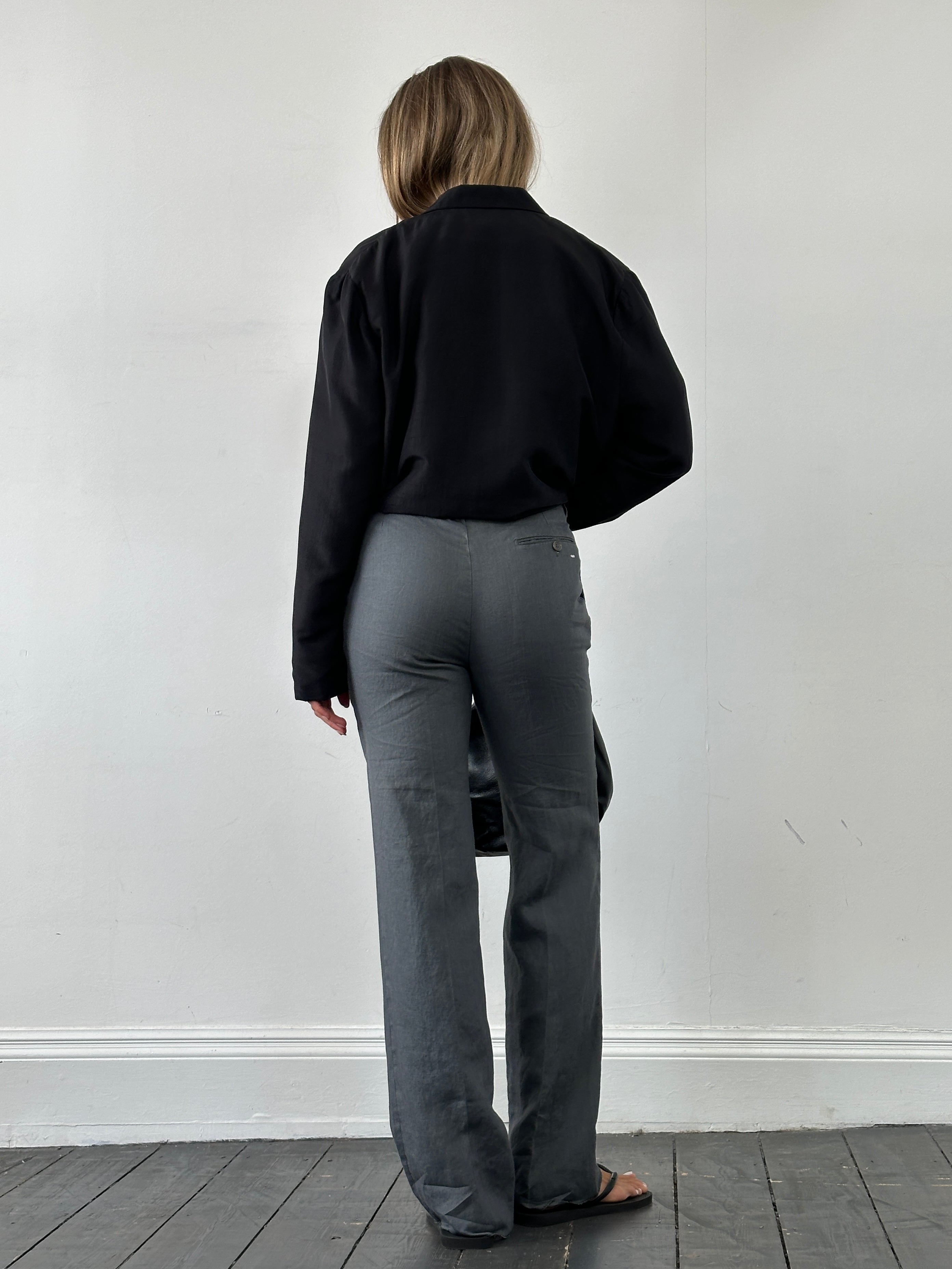 Italian Vintage linen trousers with straight legs, mid waist, pleated design, in size W30, stylish vintage casual wear.