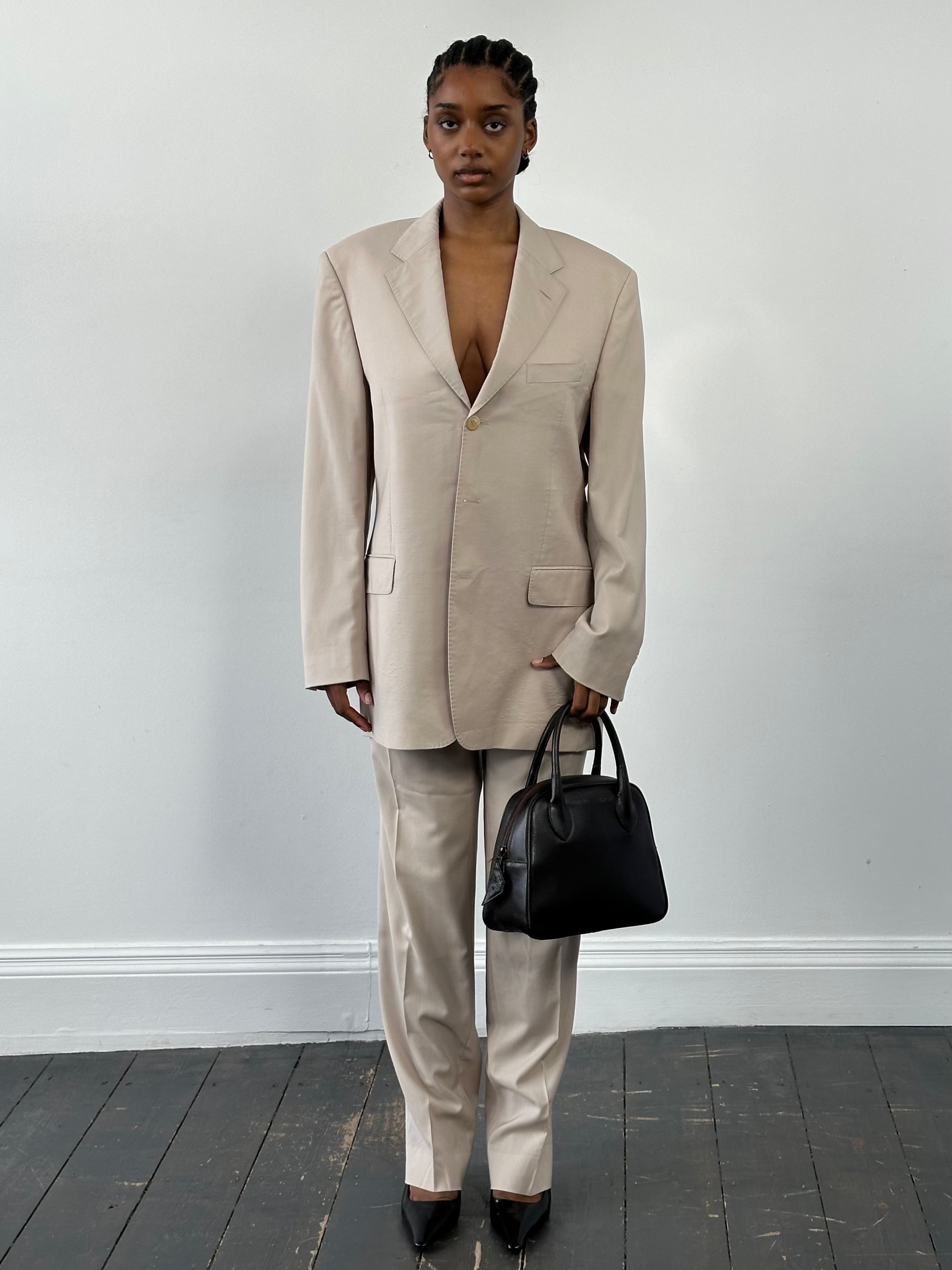 Hugo Boss 2000s pure wool single-breasted suit in size 40R/W34, tailored fit with classic lapel and matching trousers.