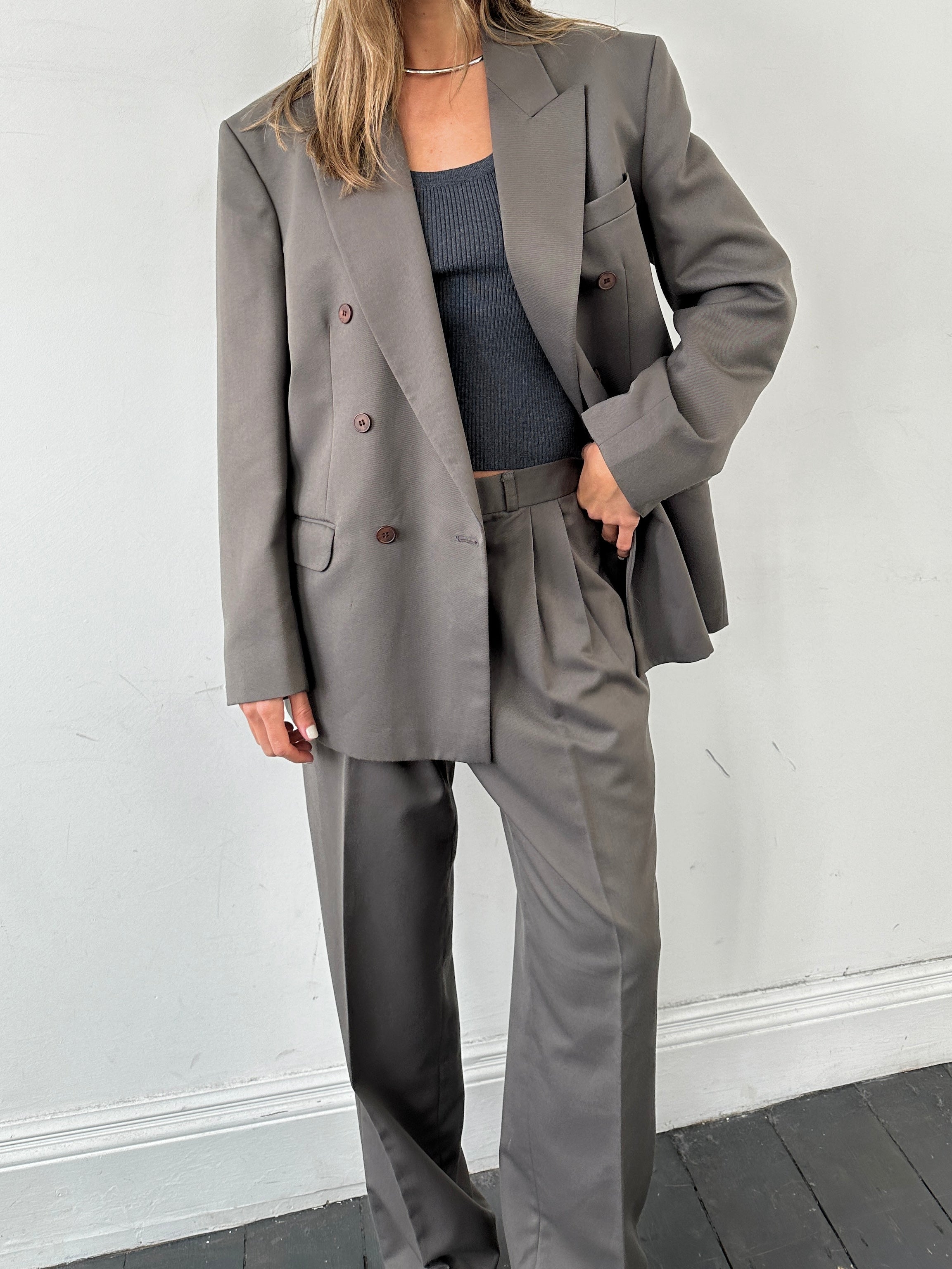 Vintage British vintage double-breasted suit jumpsuit in size 40R/W32, featuring classic tailored details and a retro style.
