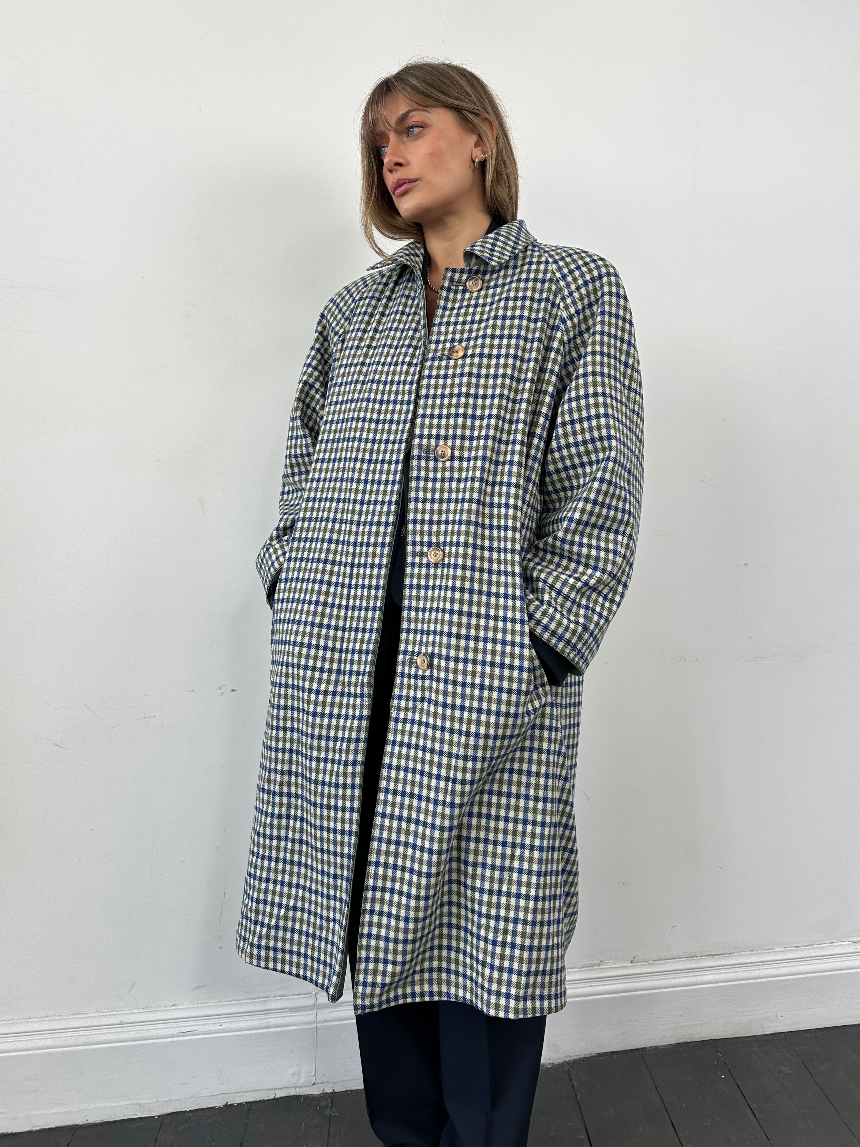 Vintage reversible check trench coat with belt, stylish M/L coat featuring a classic design and versatile check pattern.