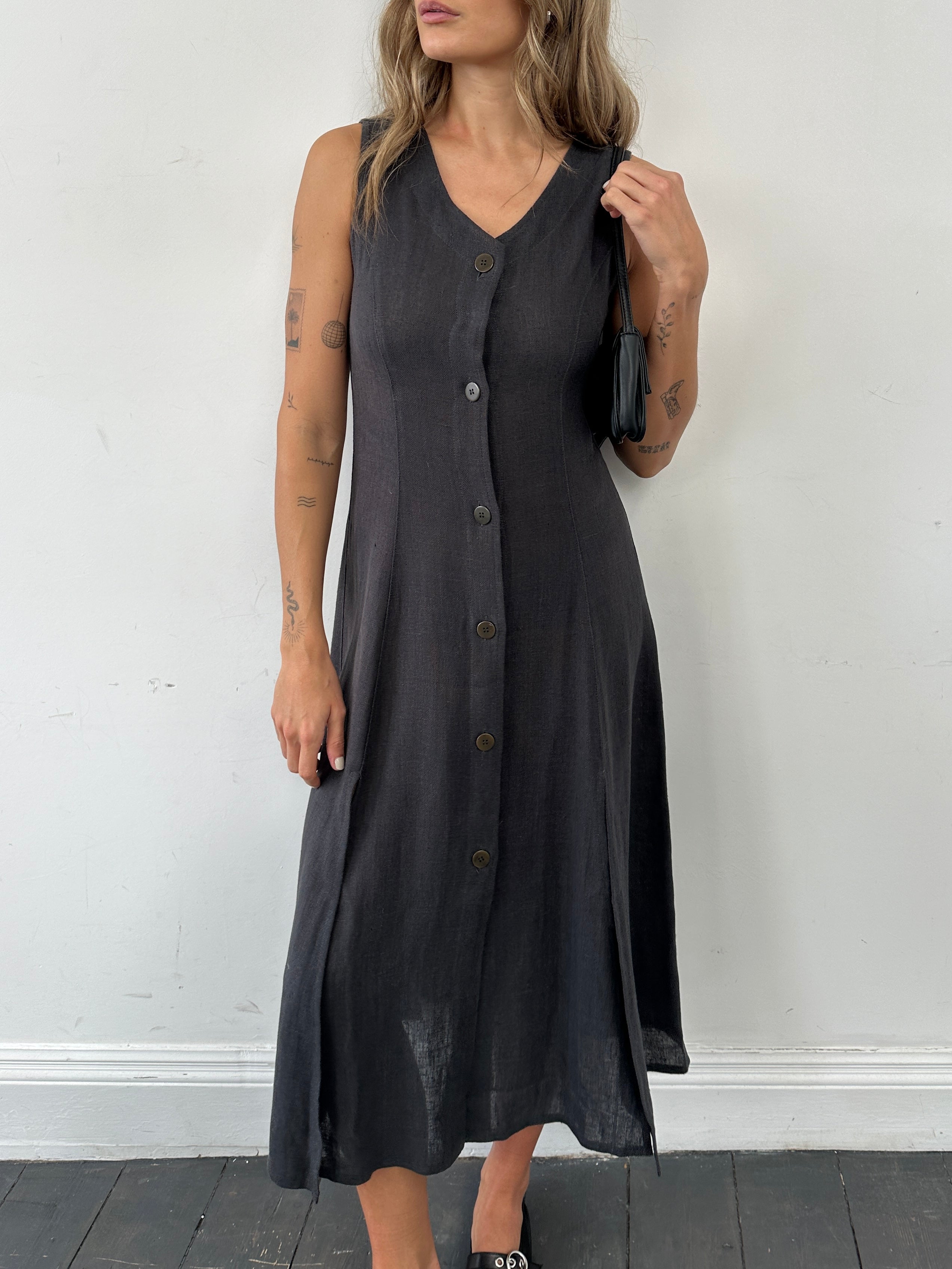 Italian vintage pure linen side split dress in S/M, featuring a relaxed fit and elegant design with natural linen fabric.