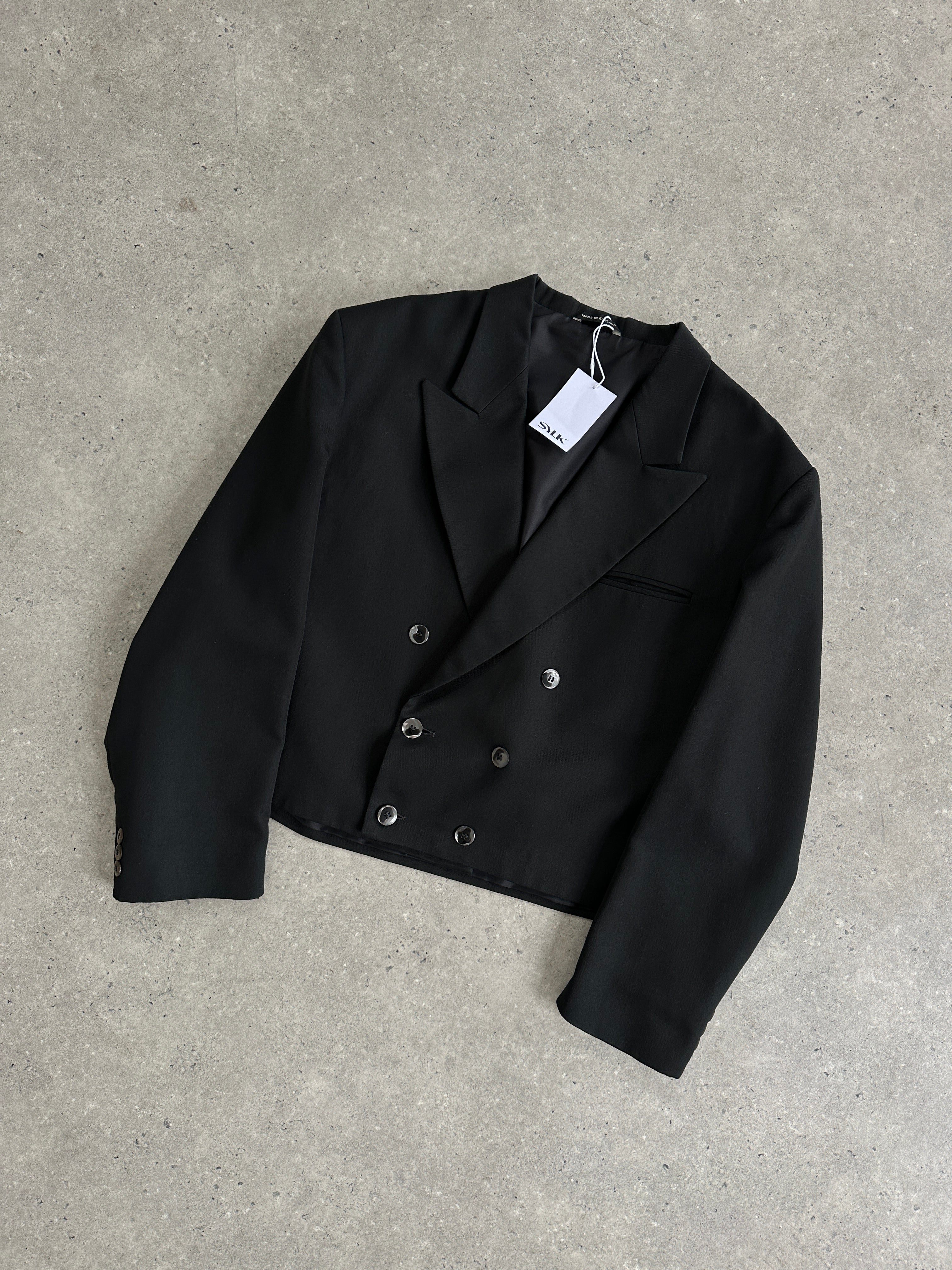 Vintage 1980s cropped double-breasted blazer in size M, classic style with structured fit and timeless design.