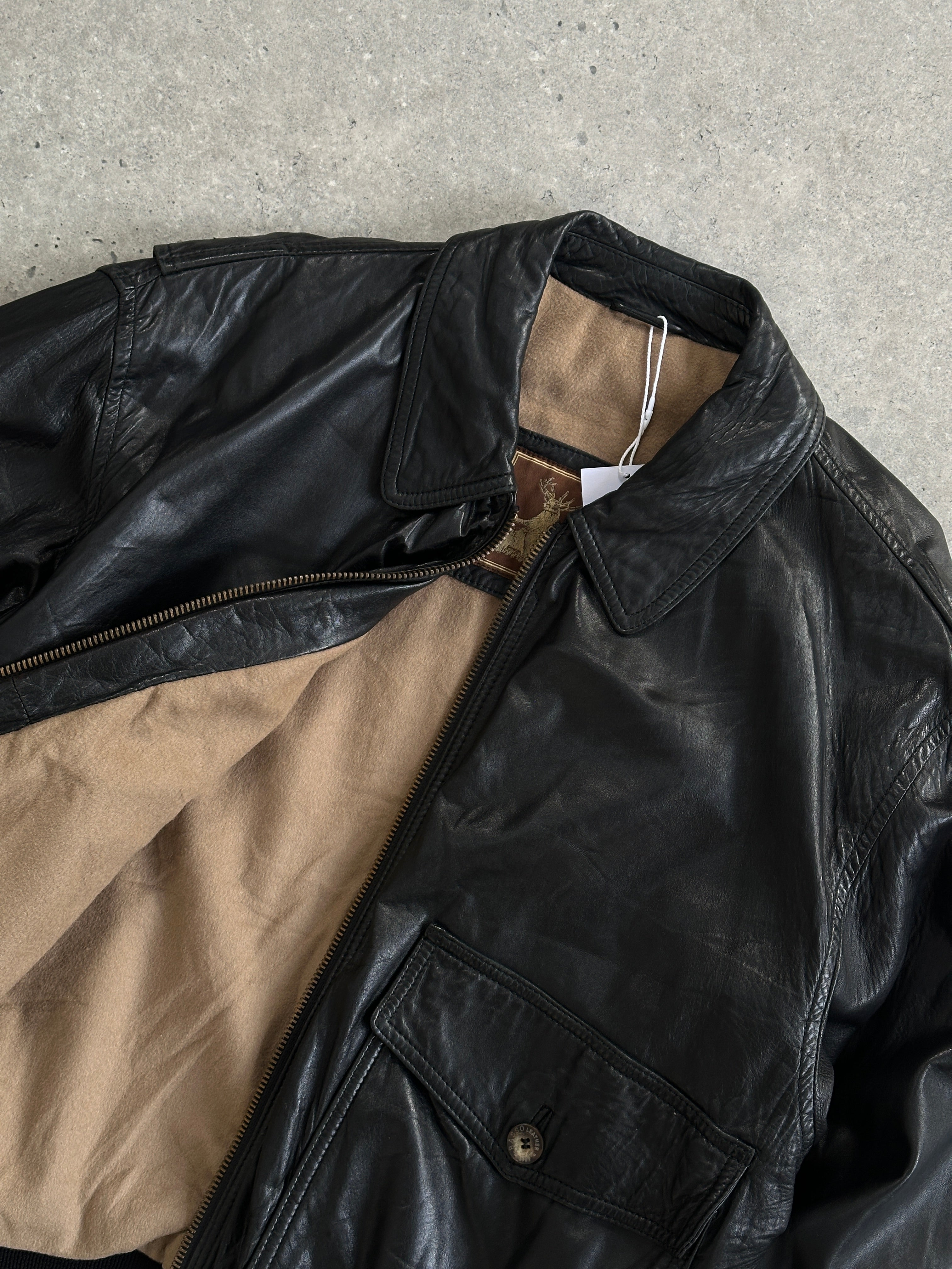 Vintage leather bomber jacket in size L, featuring classic design with detailed stitching and a smooth leather finish.