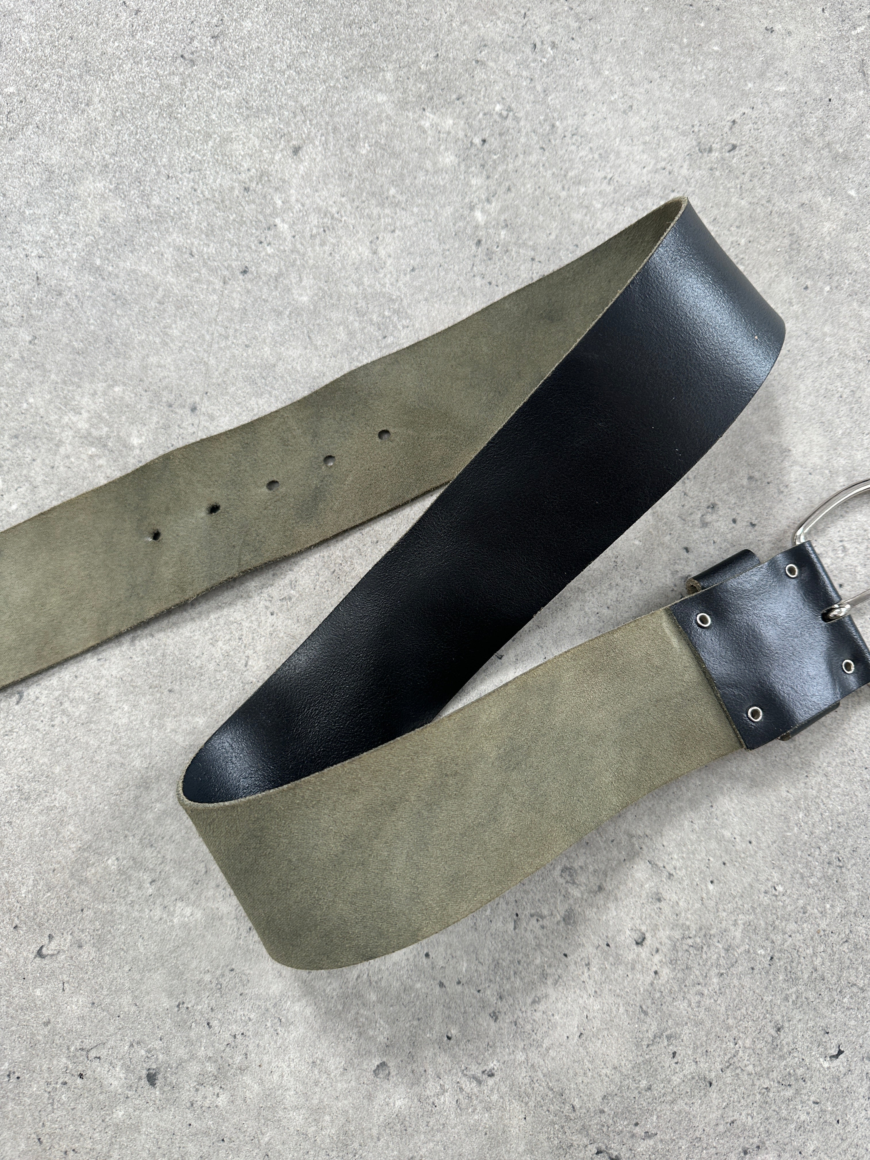 Vintage 1990s chunky leather belt in W30-34 inches with textured brown finish, classic vintage style.