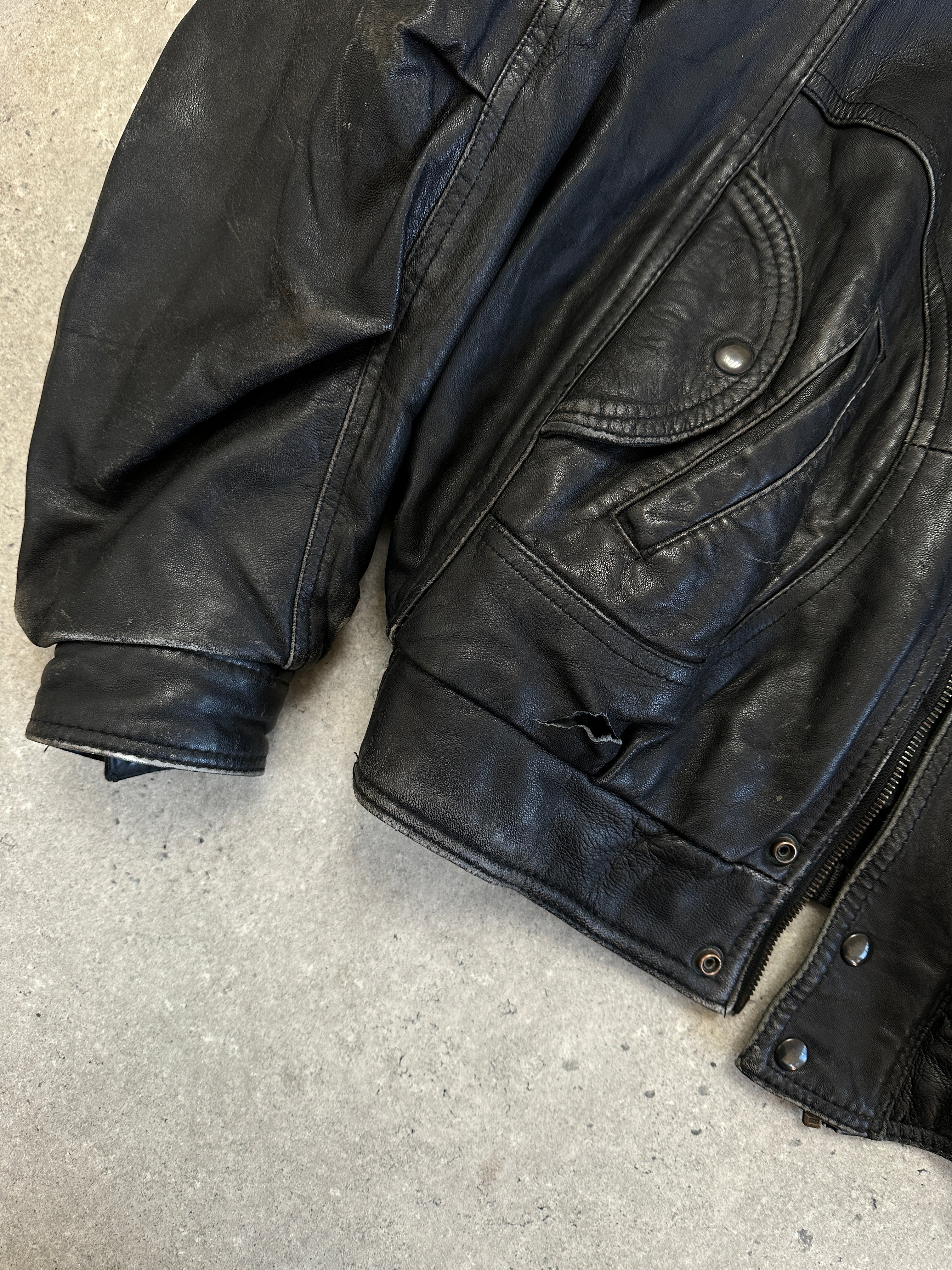 Vintage leather bomber jacket in size M, featuring classic design, durable leather material, and a timeless style.