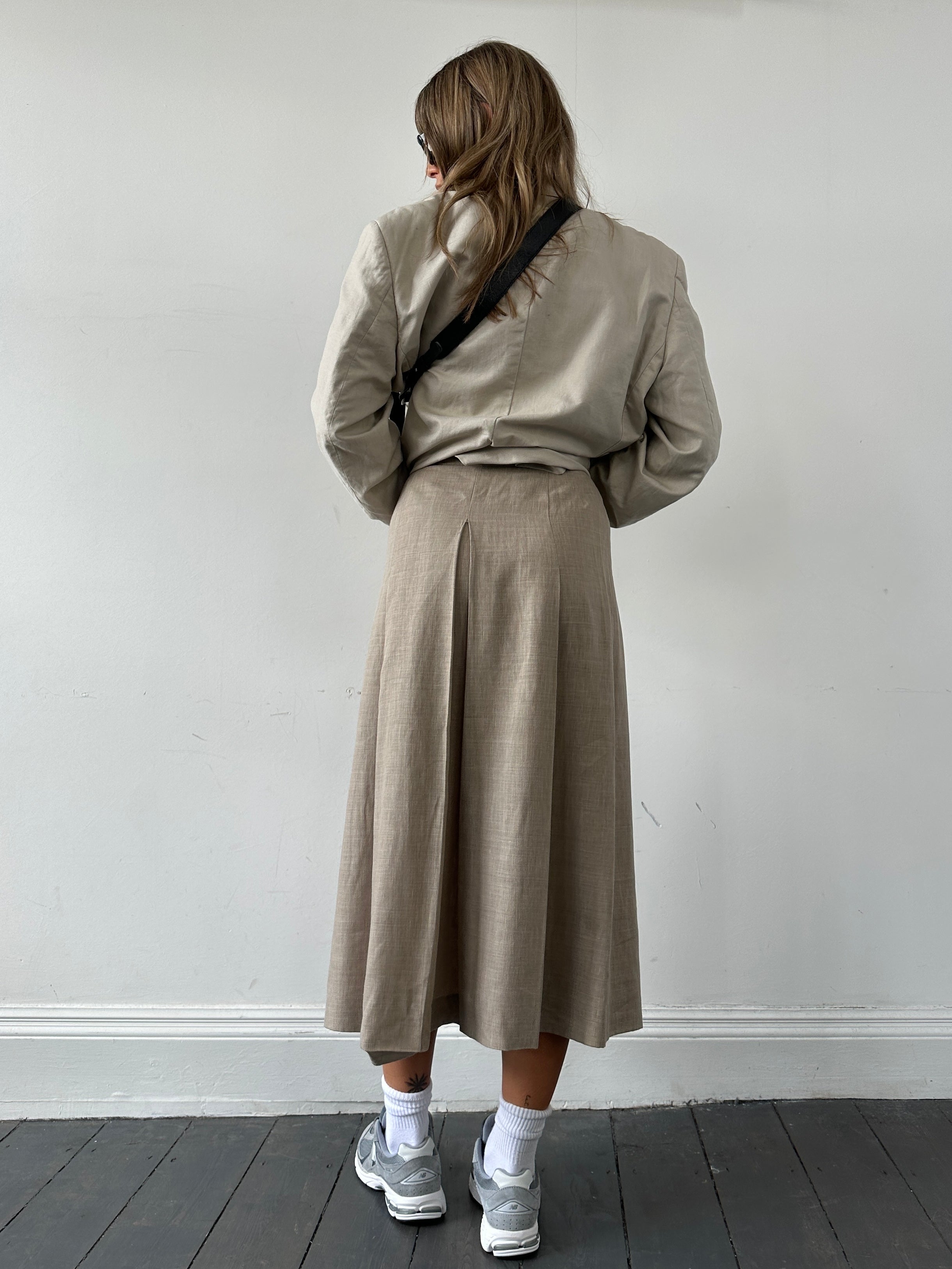 Jaeger pleated linen midaxi skirt in natural fabric, showcasing a stylish, flowy design with a W26 waist for a sophisticated look.