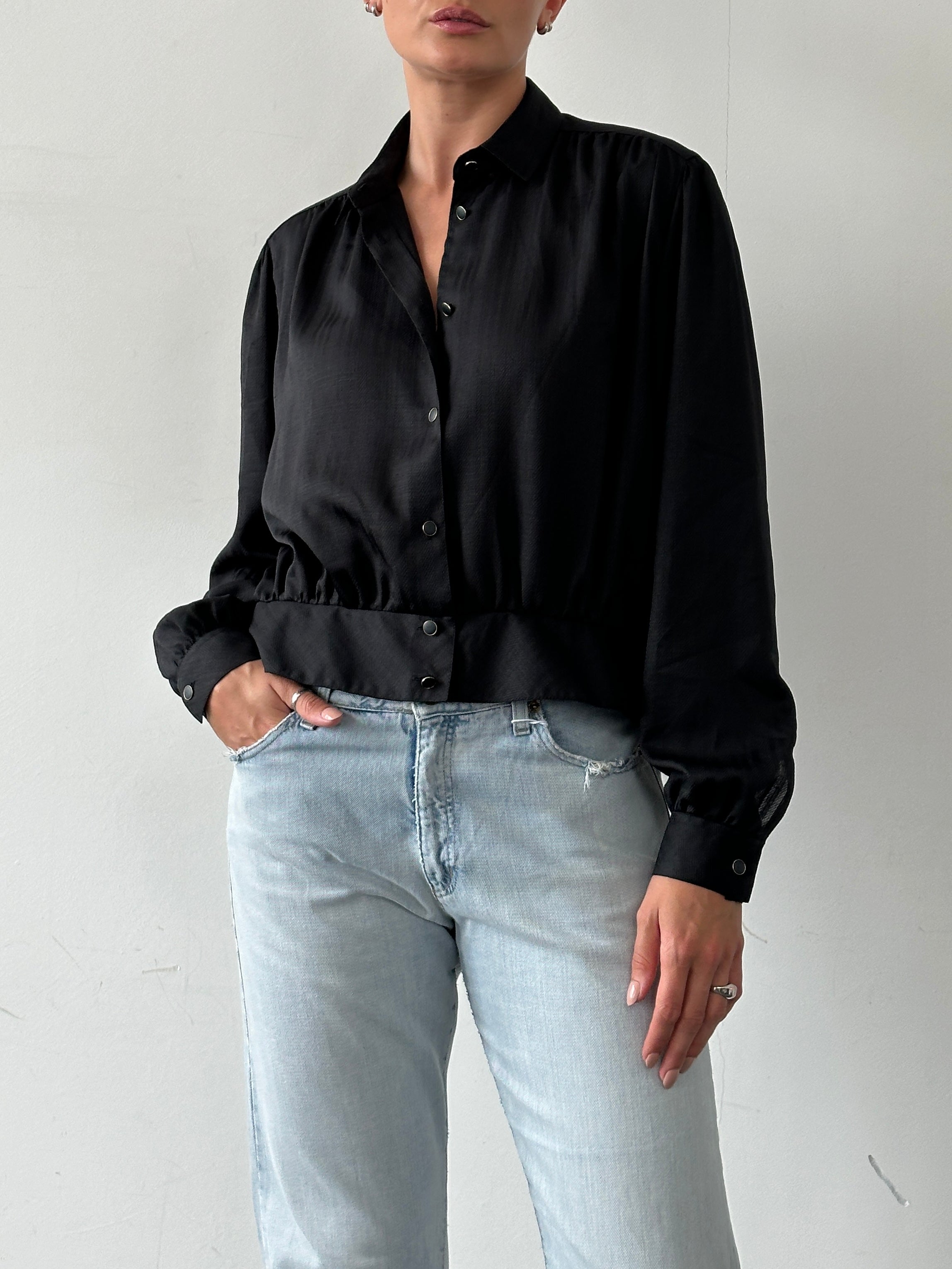Vintage vintage pleated cropped button-up shirt in M/L size, featuring a classic design with pleats and a relaxed fit.