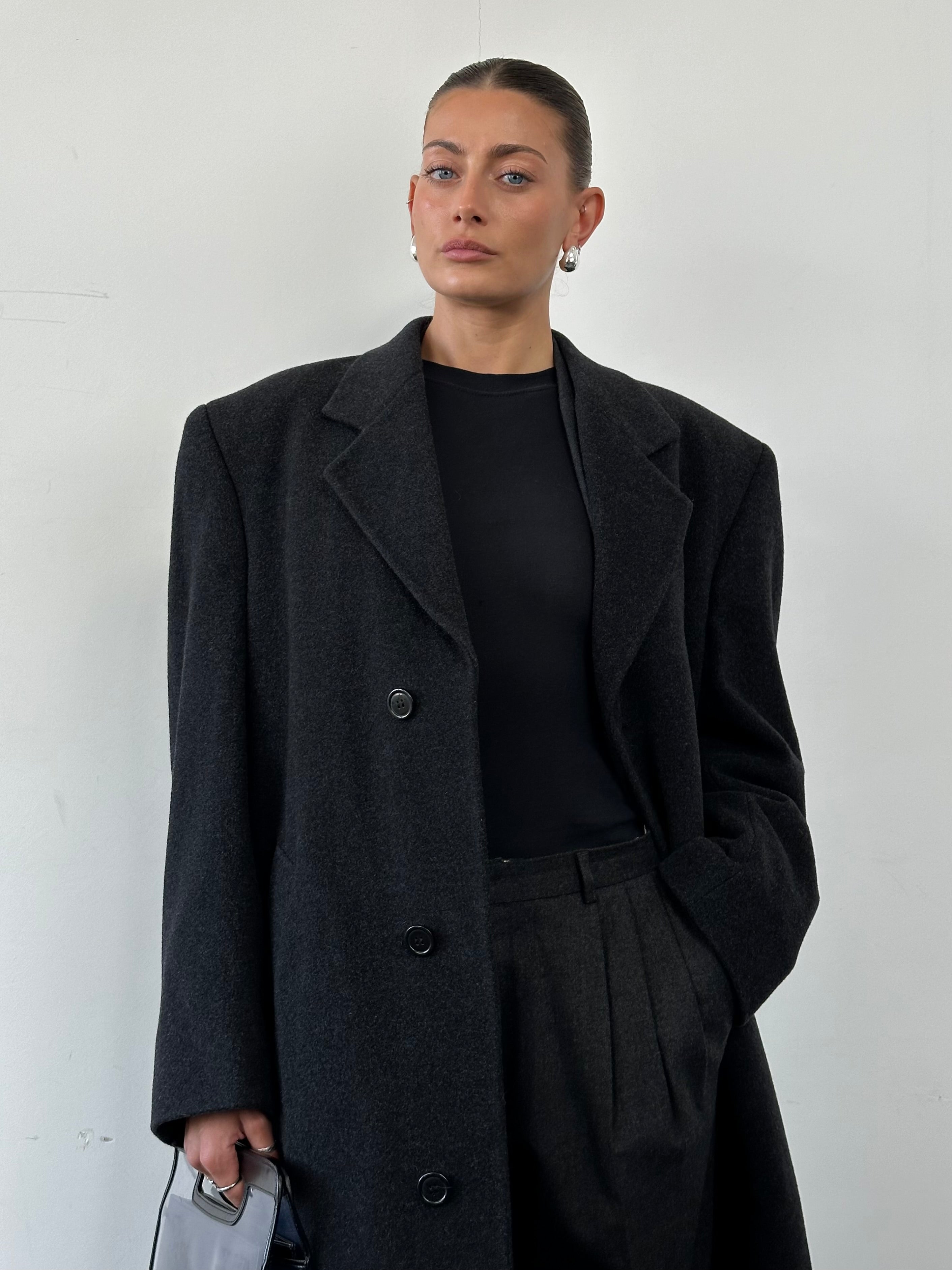 Oscar De La Renta wool and cashmere single-breasted coat in size 42R/XL, shown hanging with tailored fit and classic design.