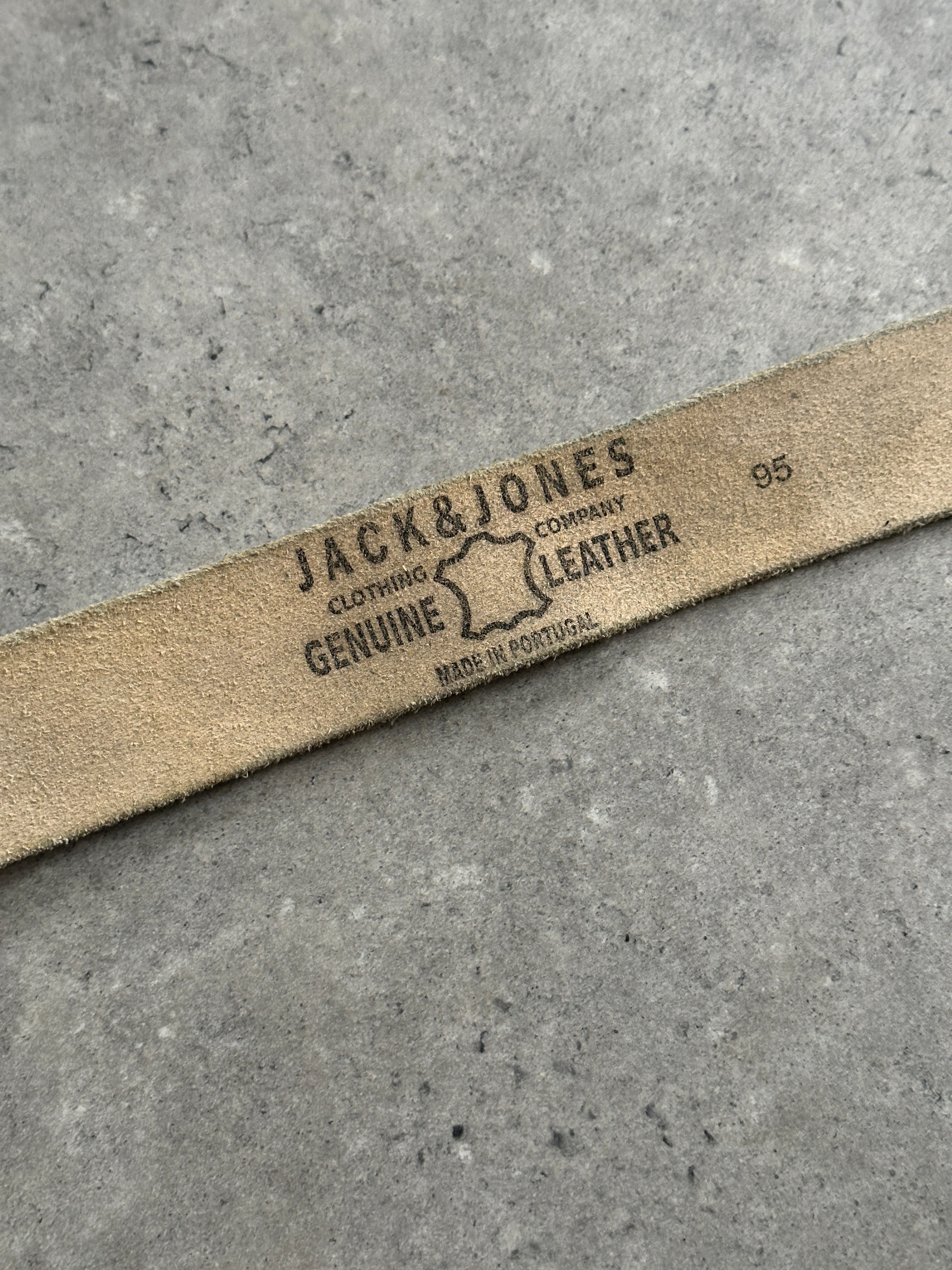 Vintage distressed leather belt in W36-40, featuring rugged texture and classic design, by Vintage brand.