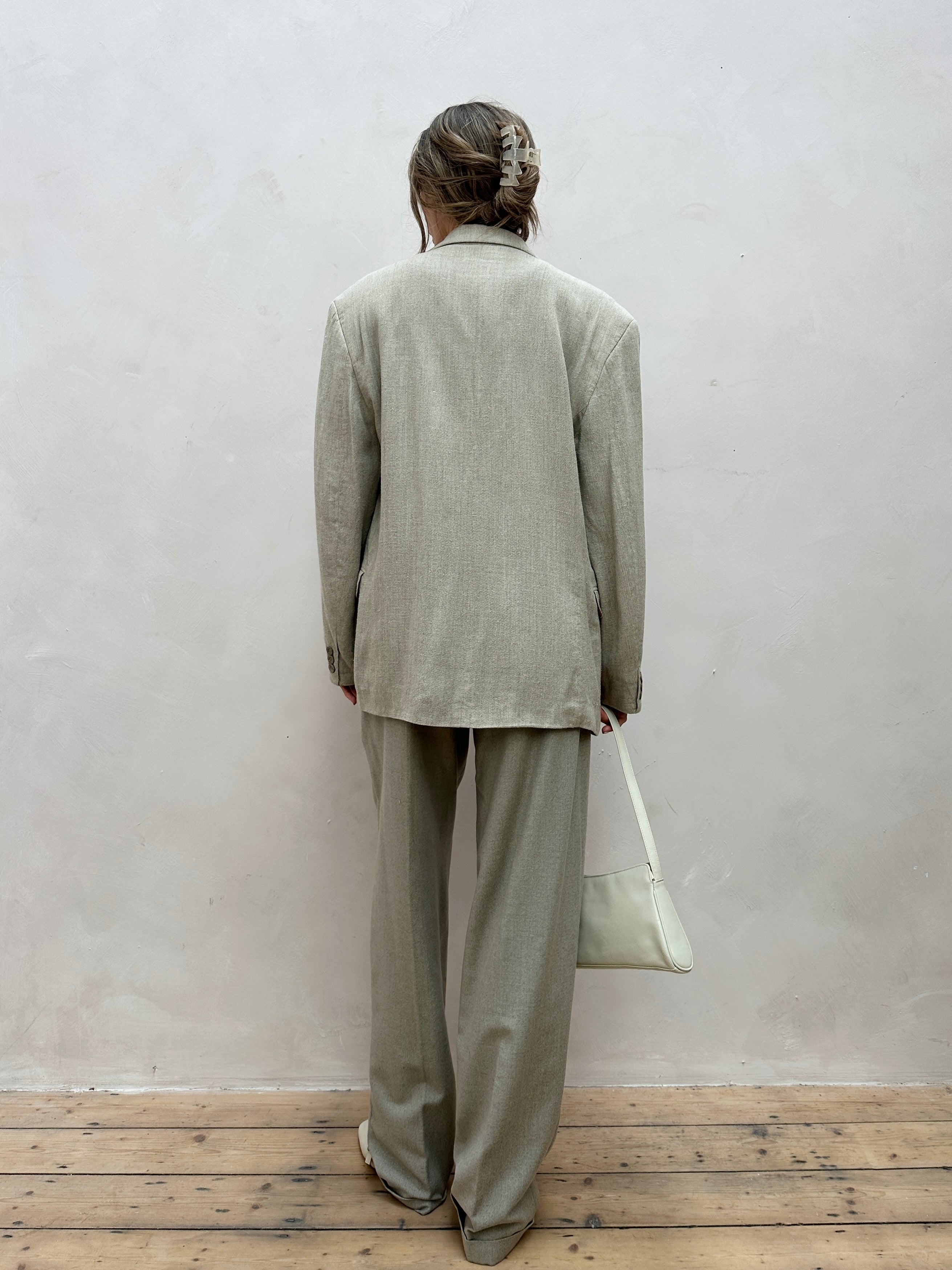 Vintage British linen single-breasted blazer in size L, featuring classic tailored design and textured fabric.