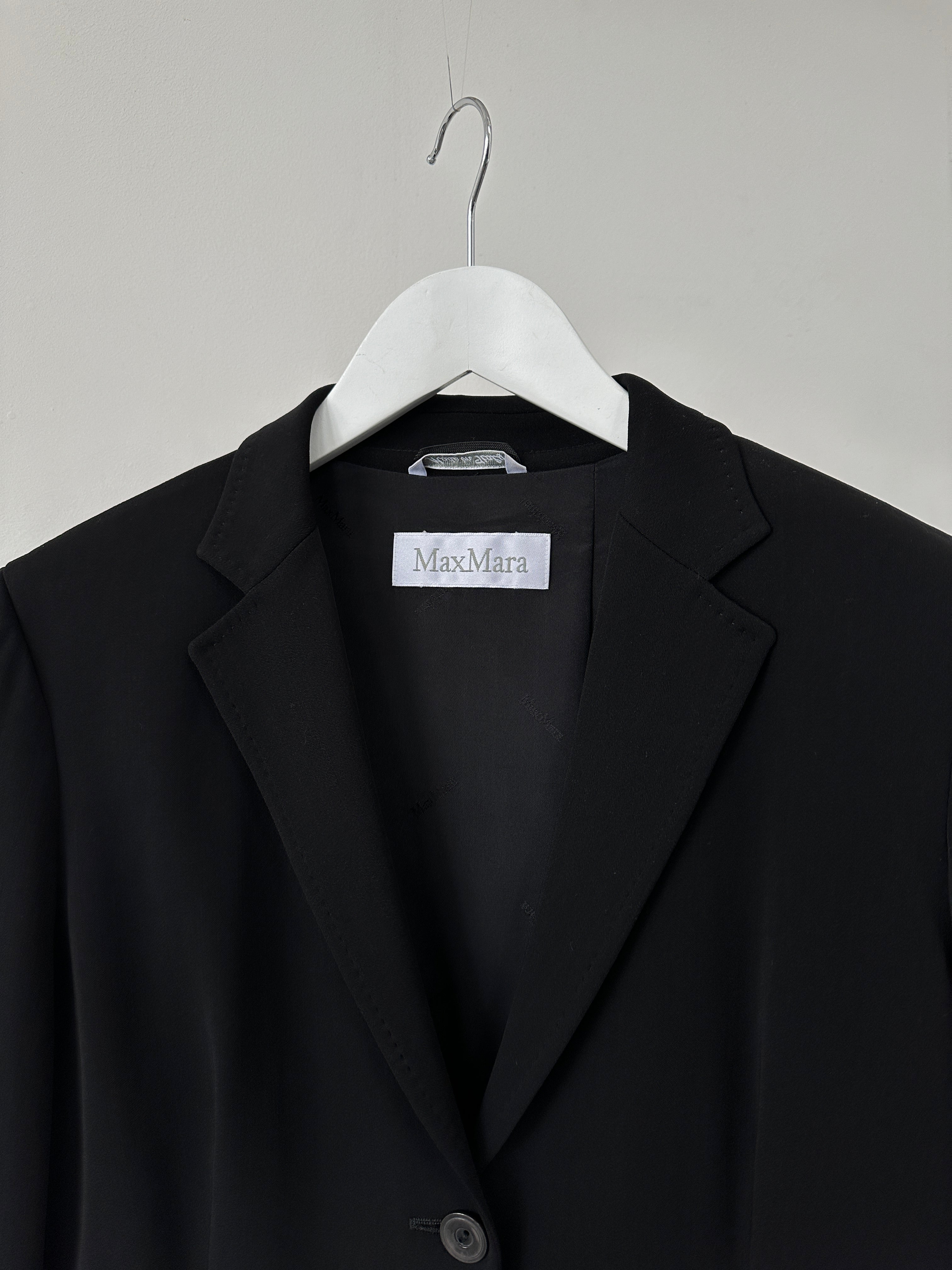 Max Mara wool silk single-breasted blazer in M size, tailored fit, shown on a hanger with a classic lapel and sleek design.