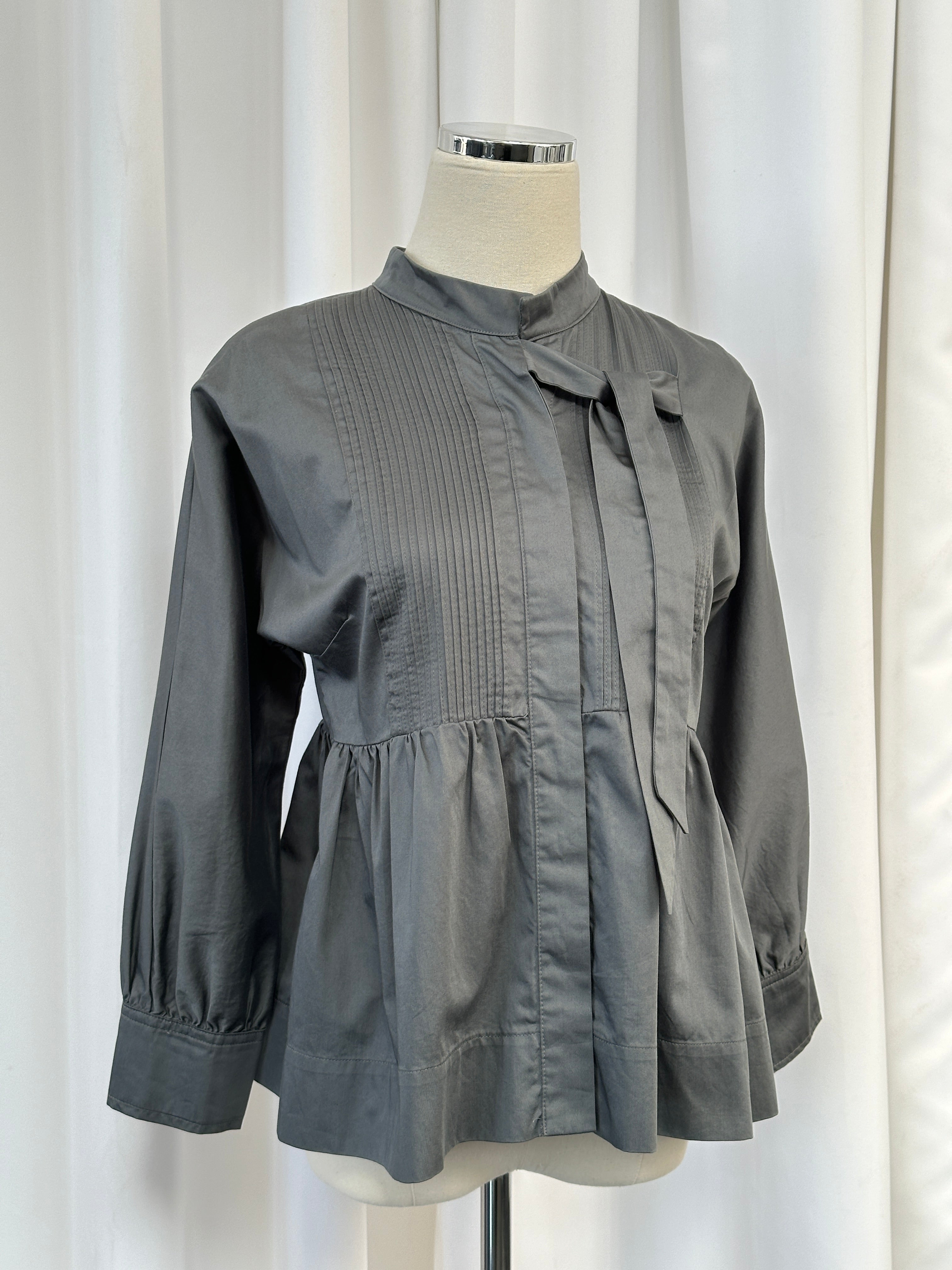 Vintage 2000s peplum cotton tie shirt in XS/S displayed with its fitted waist and classic collar, showcasing retro fashion style.