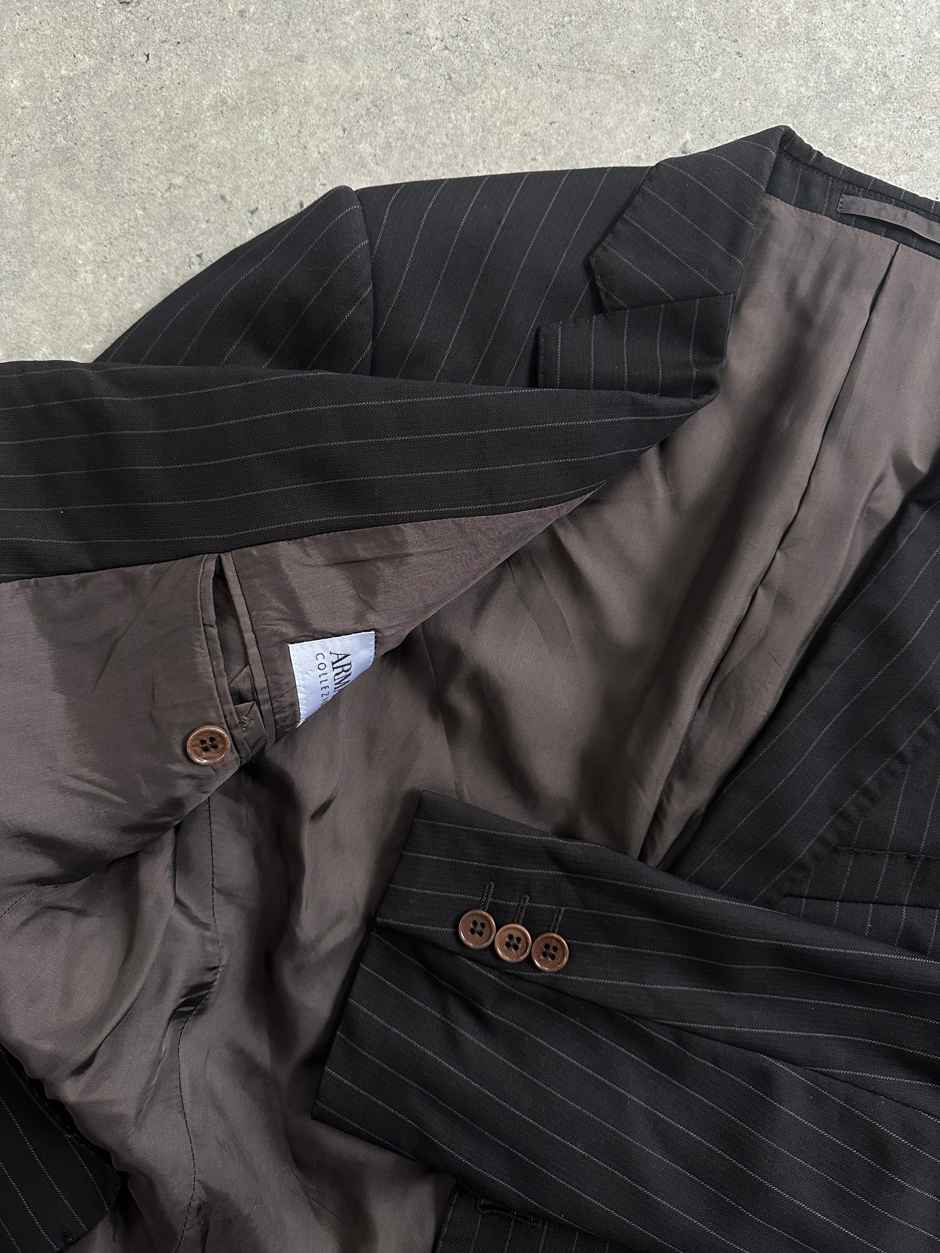 Armani Collezioni men's pinstripe pure wool single-breasted blazer in size 40R, tailored fit with notch lapel and classic design.