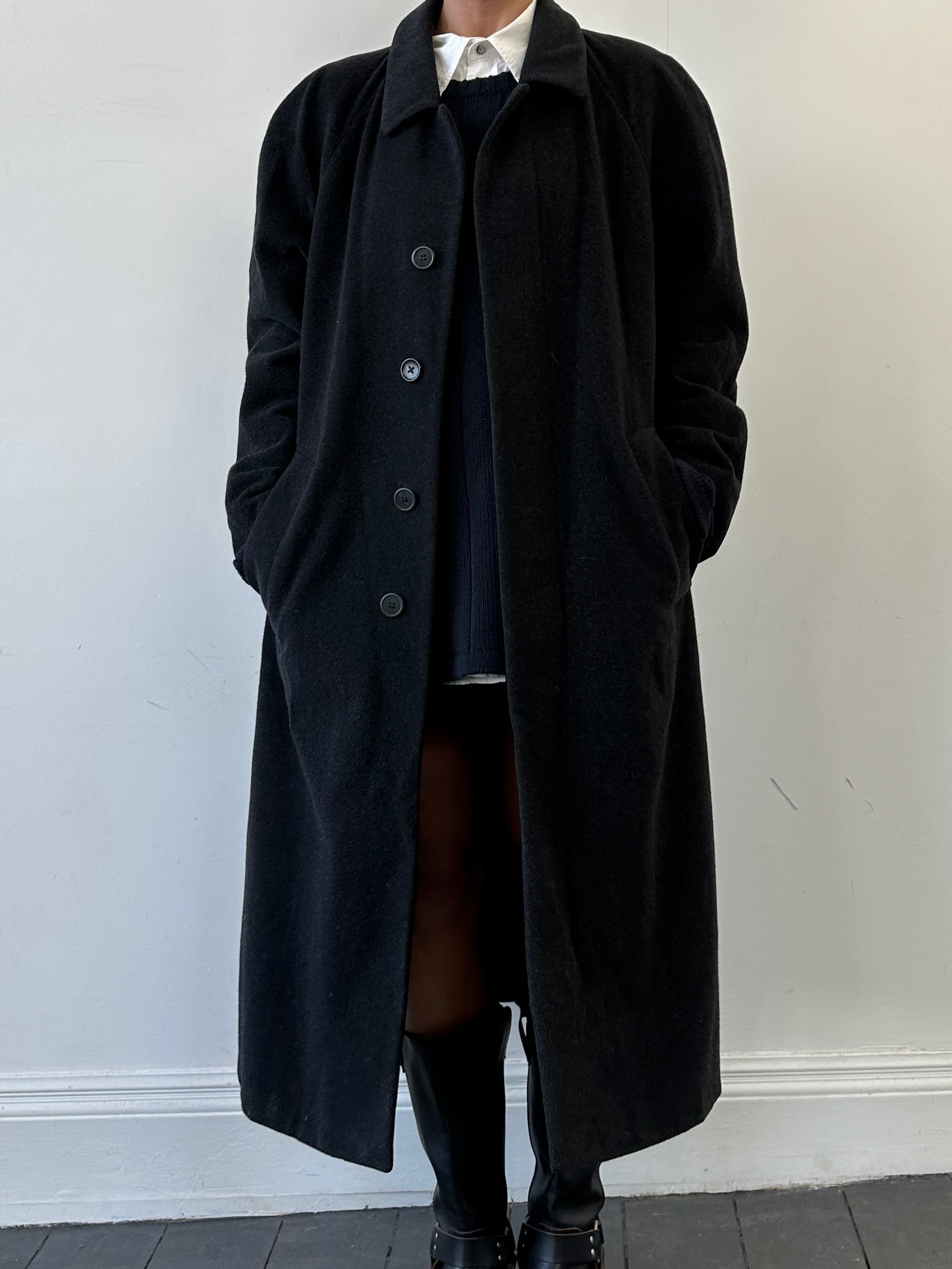 Louis Feraud XL pure wool coat with concealed placket, stylish and warm outerwear for cold weather.