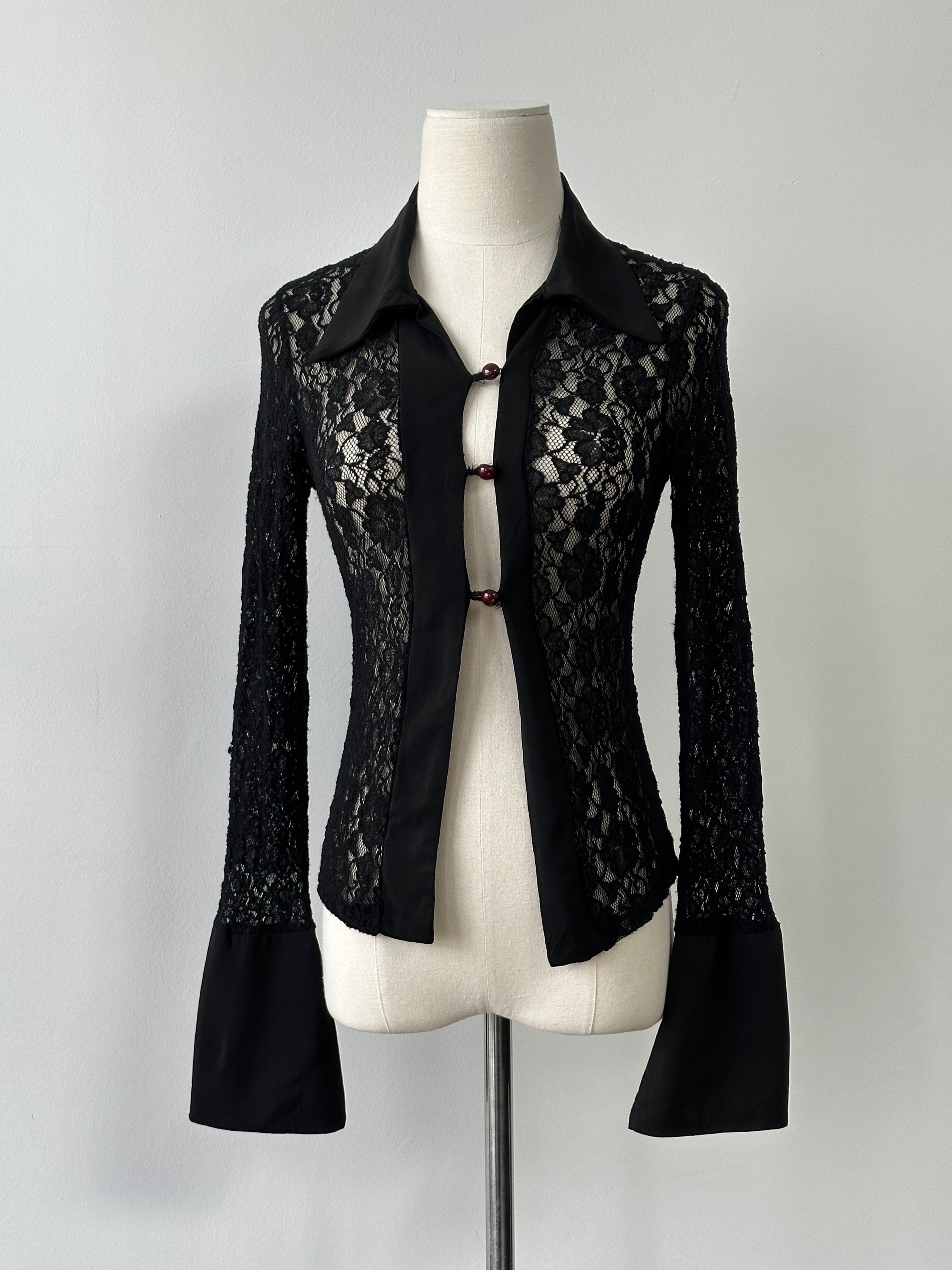 Italian vintage 2000s lace shirt with flute sleeves, open front design, in a light fabric, by Vintage.