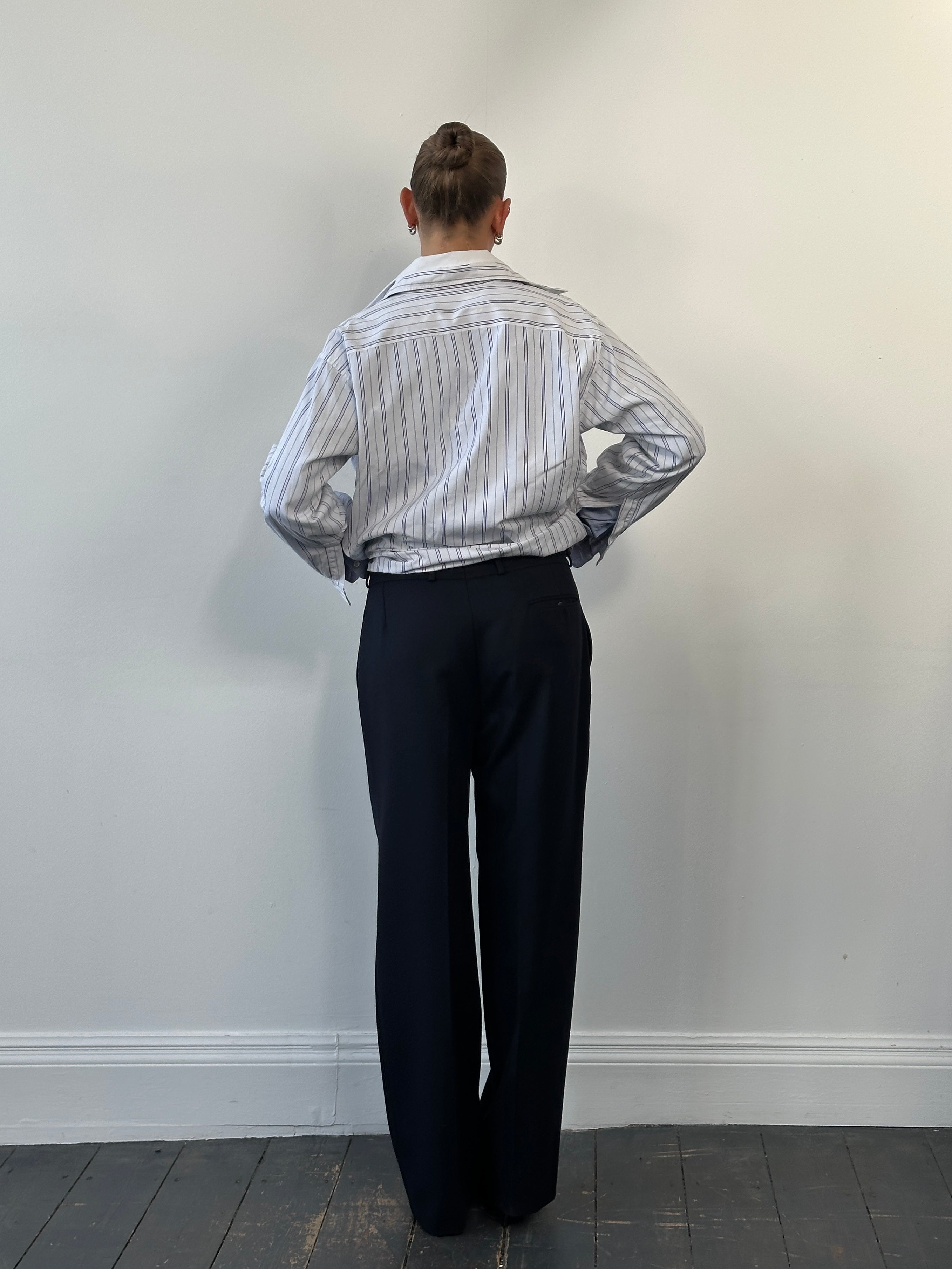 Italian vintage high-waisted pure wool tailored trousers with pleats, size W32, in classic 1990s style.