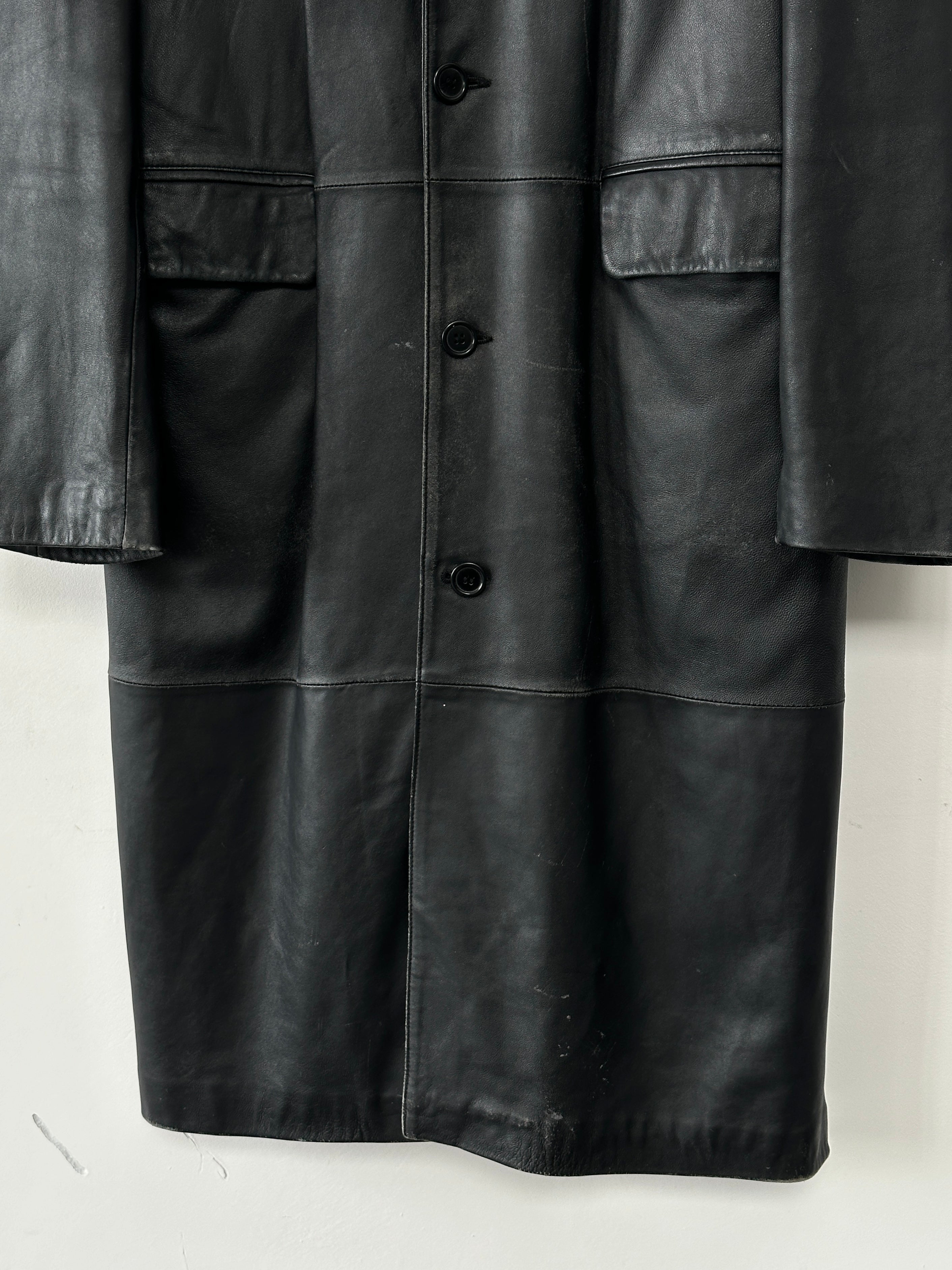 Vintage leather trench coat in XL size, stylish and classic leather jacket with a timeless design and rich leather texture.