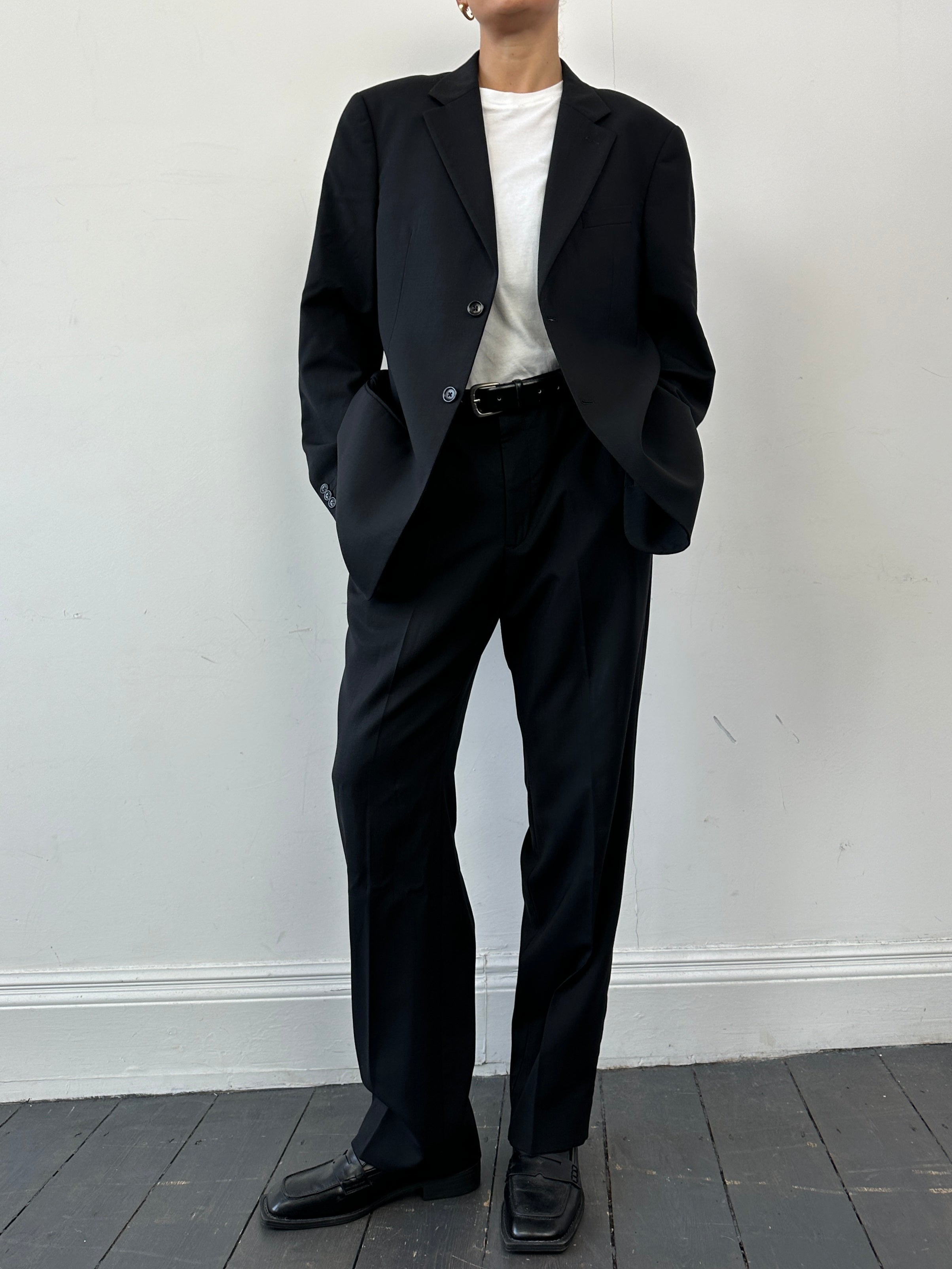 Armani Collezioni pure wool single-breasted suit in size 42R/W34, featuring a tailored fit and classic lapel, displayed on a hanger.
