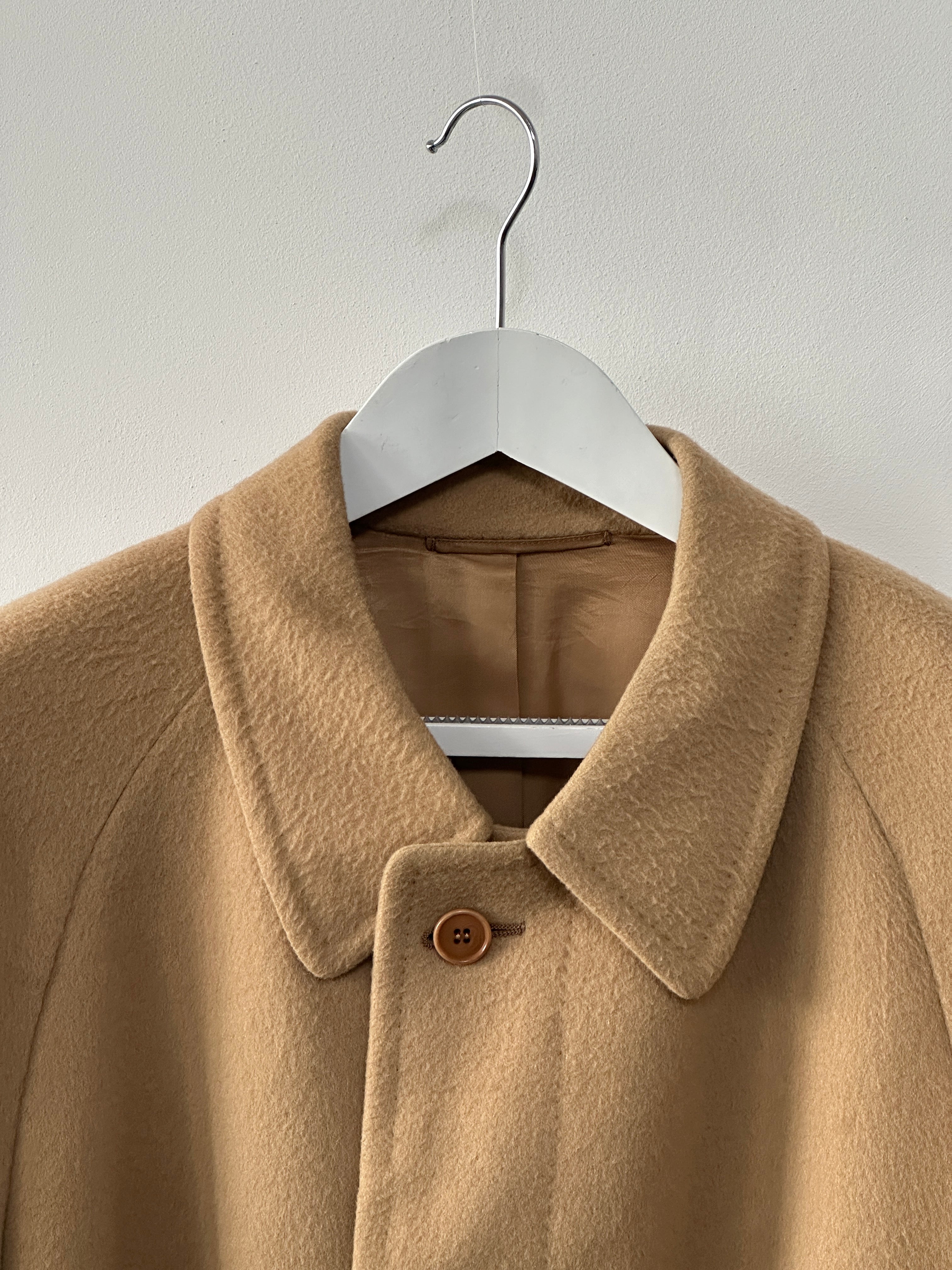 Vintage Italian vintage wool cashmere coat with concealed placket, belt, and oversized fit in XL/XXL size, stylish and warm.