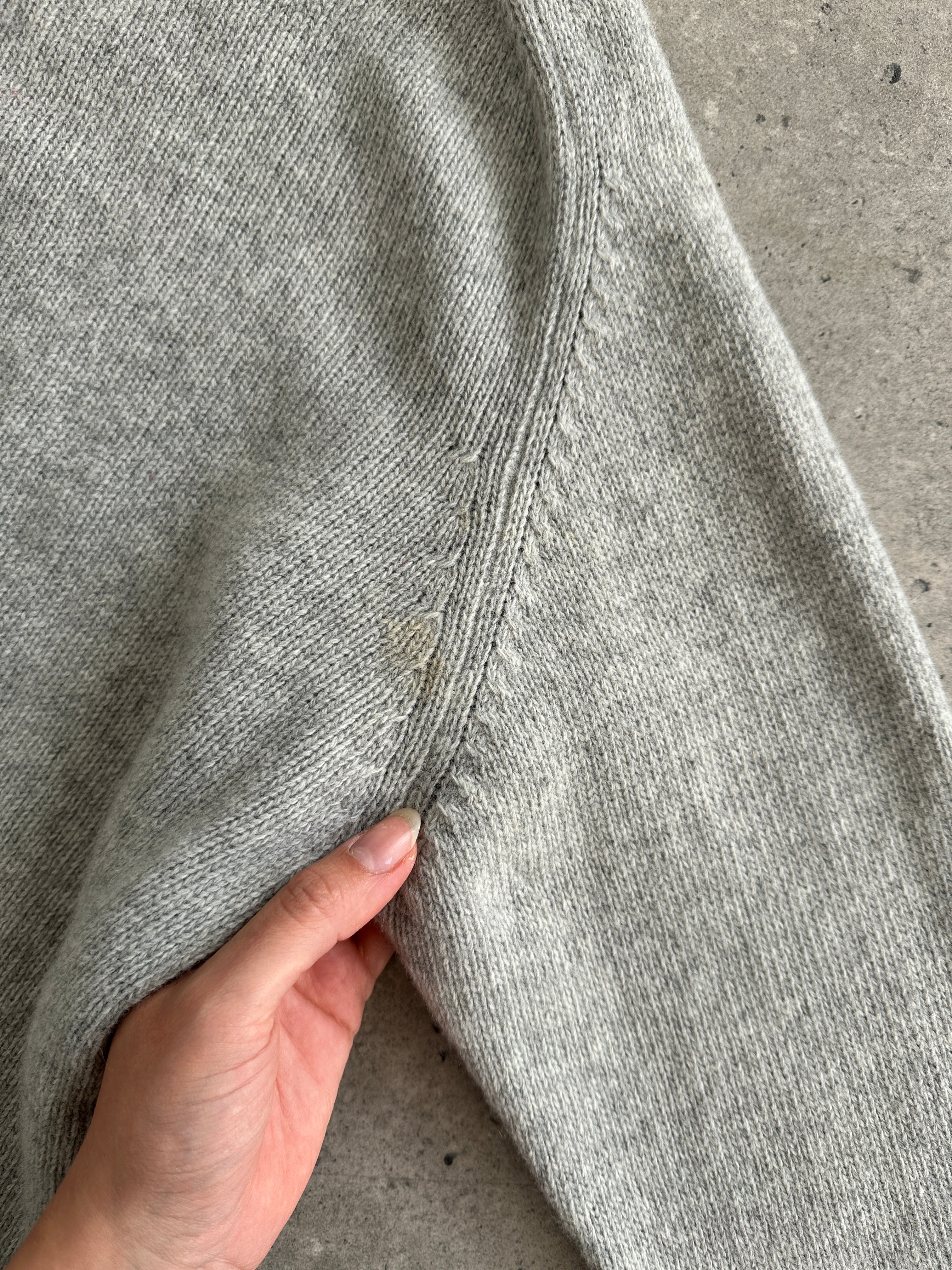 Ralph Lauren wool V-neck jumper in XL size, featuring a classic knit design and the brand's logo on the chest.