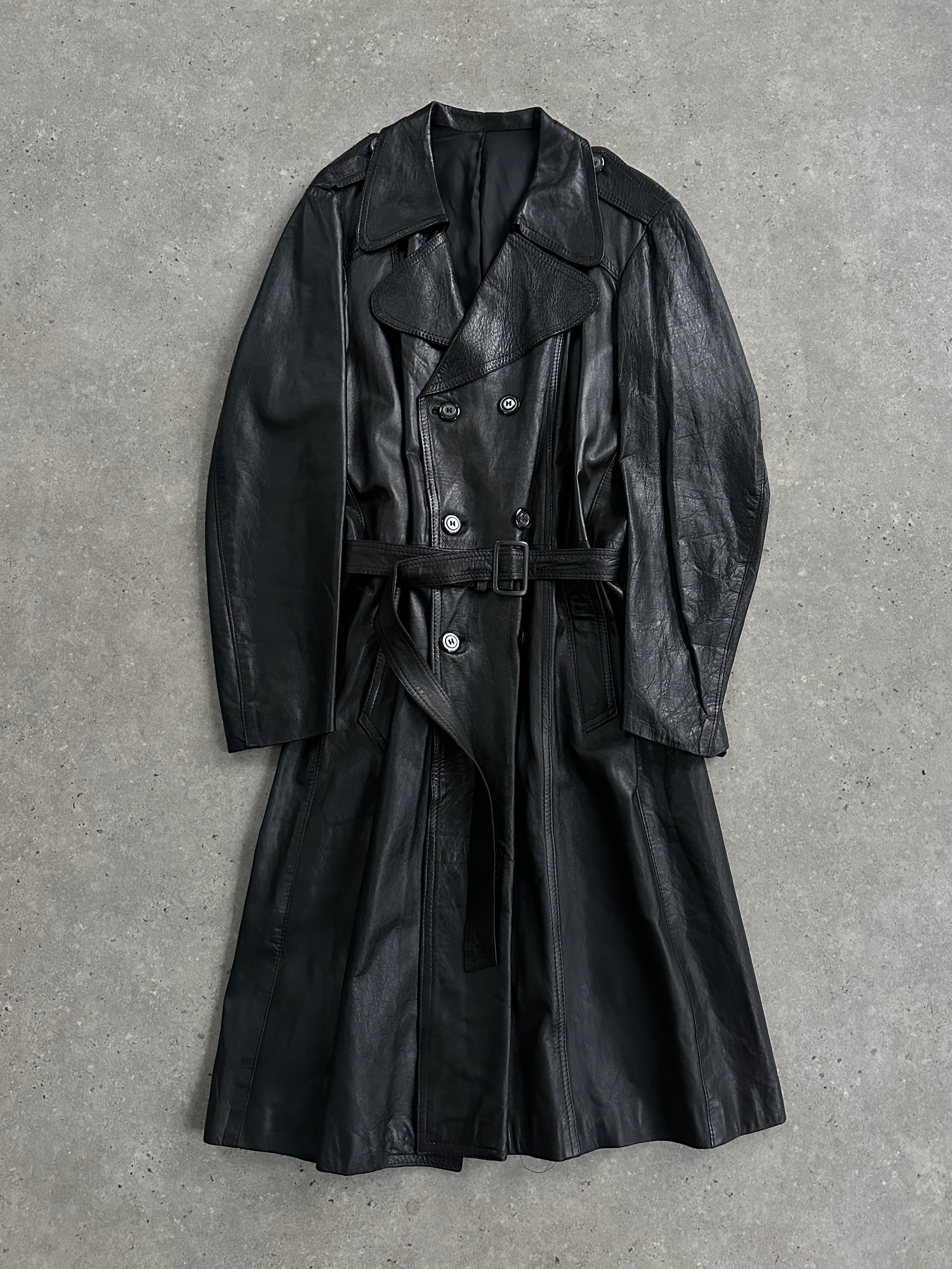 Vintage 1990s leather double-breasted trench coat in size M/L, stylish leather jacket with classic design and button details.