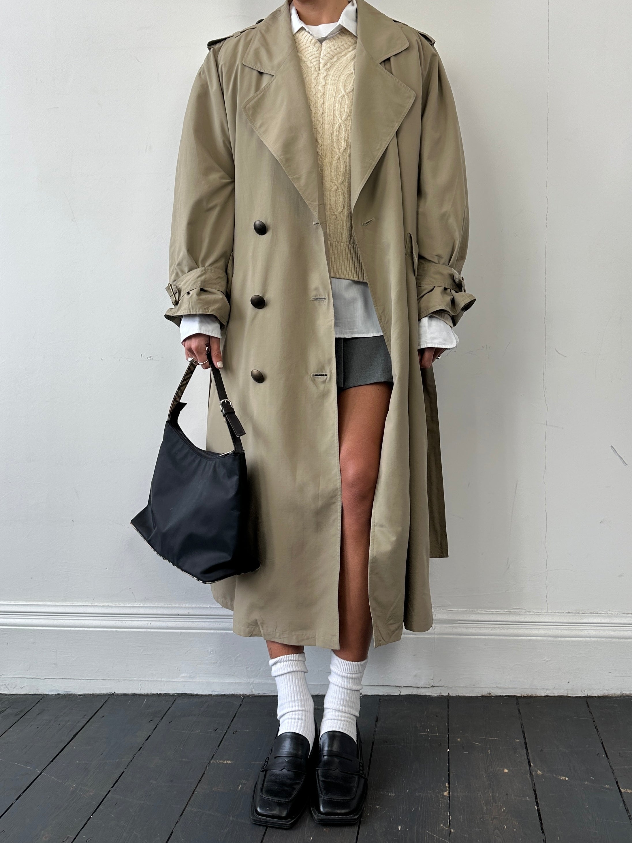 Vintage double-breasted trench coat with removable fur lining, belt, and oversized fit in XL size, stylish and warm outerwear.