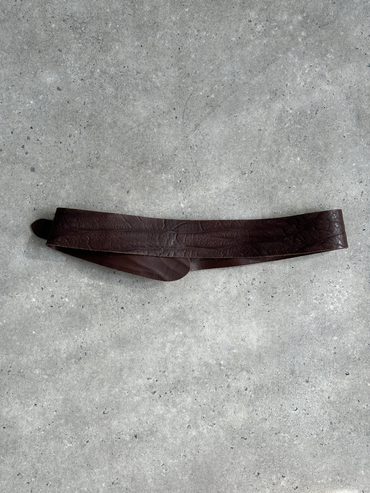 Vintage 1990s leather chunky belt with wide strap and buckle, size W34-38, featuring distressed brown leather and retro style