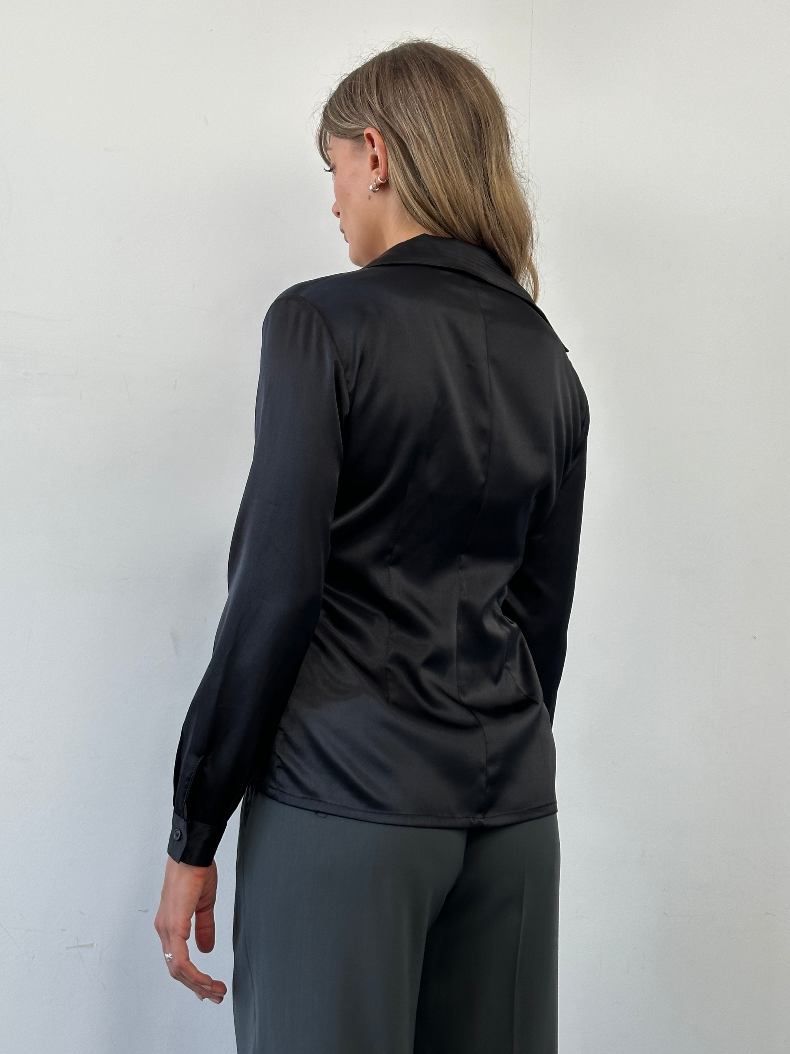 Vintage Italian fitted satin shirt with dagger collar in XS-S, stylish vintage design and smooth fabric.